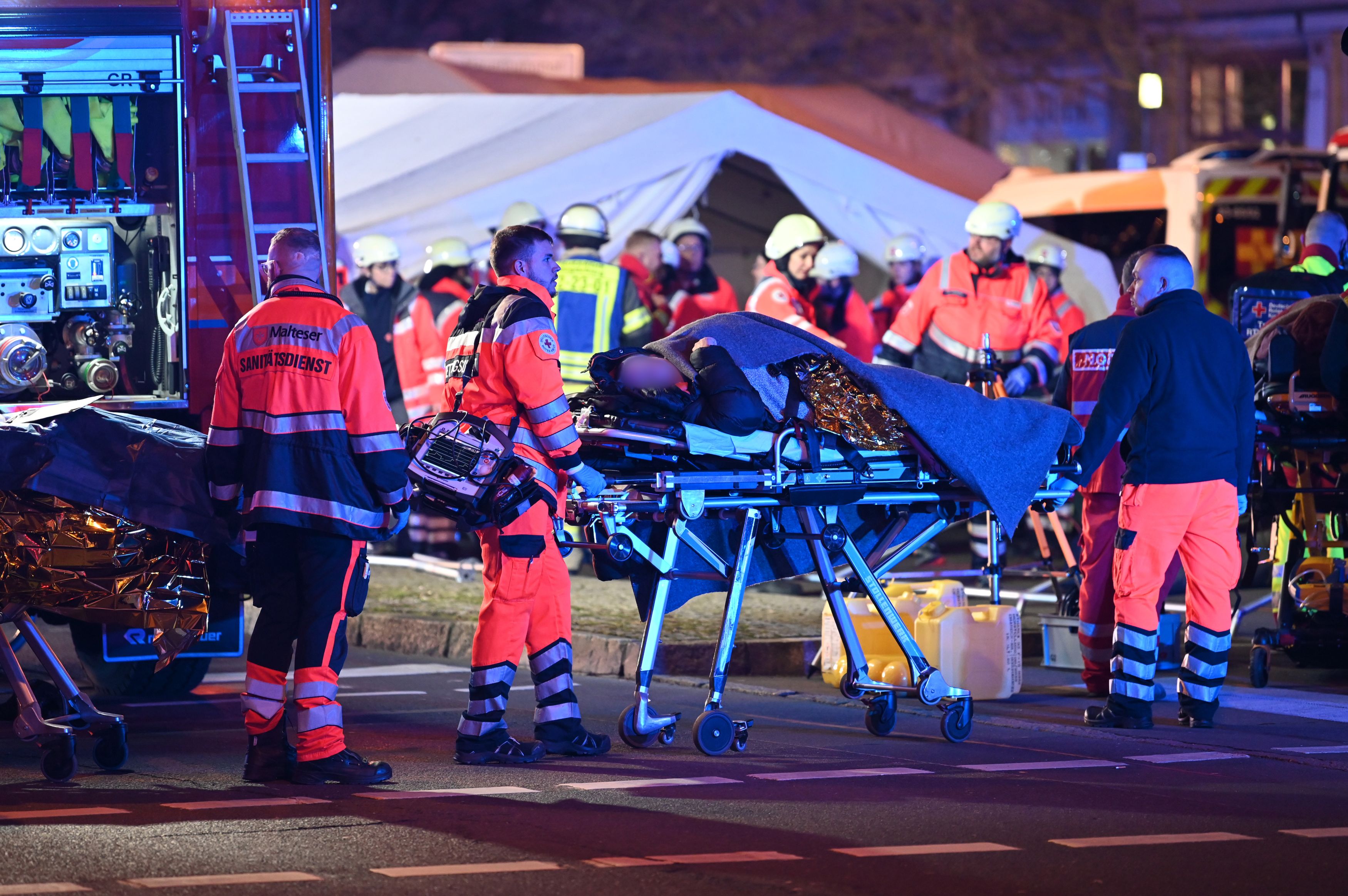 Pompieri în lacrimi la Magdeburg, după ce s-au luptat să salveze sute de victime ale atacului de la târgul de Crăciun: „Singurul lucru care mi-a trecut prin cap a fost: pe care dintre ei îl ajut acum?”