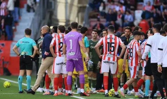 Tragédia: meghalt egy szurkoló a lelátón, 4 perc után véget ért a bajnoki mérkőzés