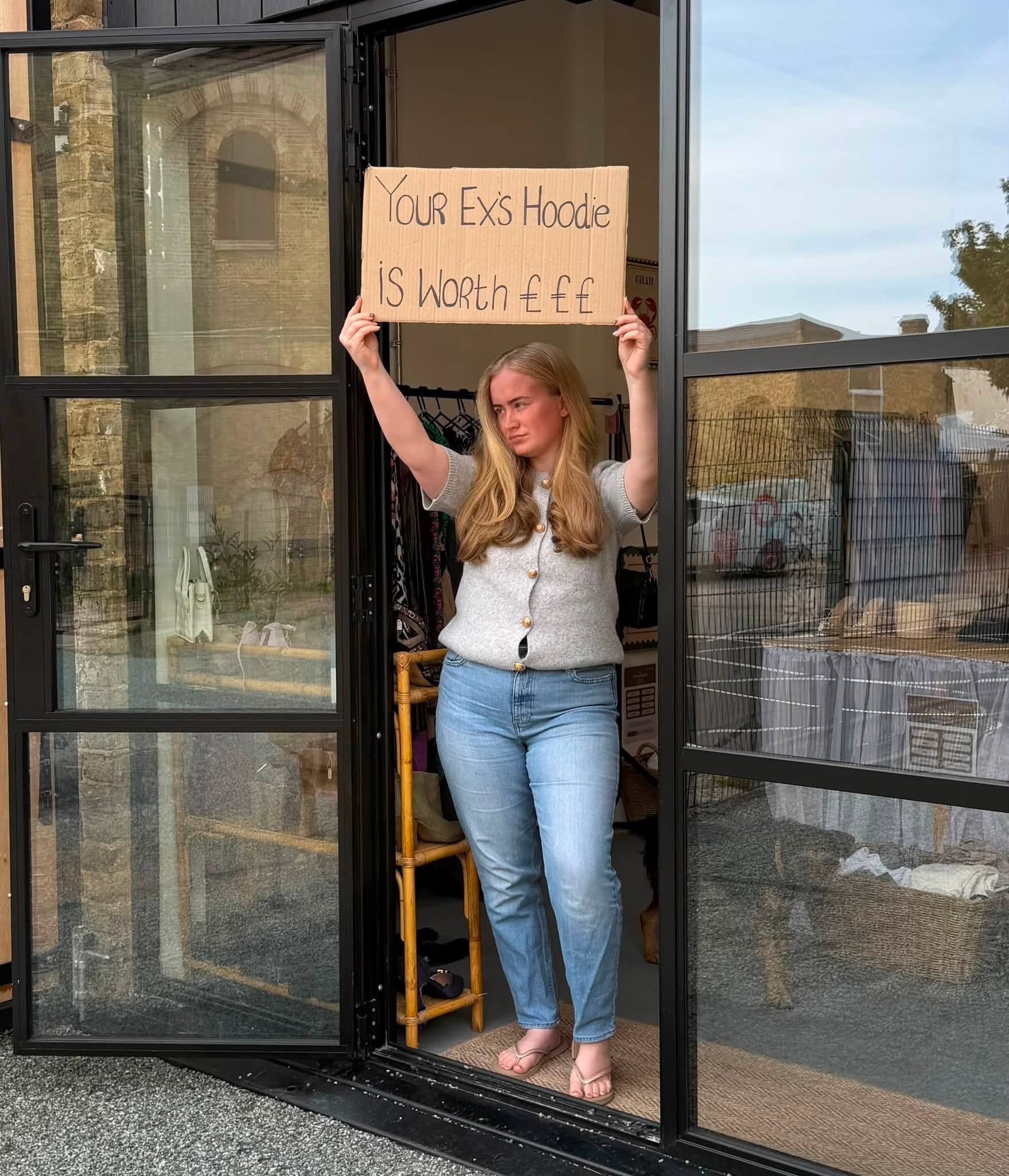 O tânără a renunțat la job și acum câștigă aproape 500 de euro pe zi din haine second-hand: „Nu credeam că va avea un asemenea succes”