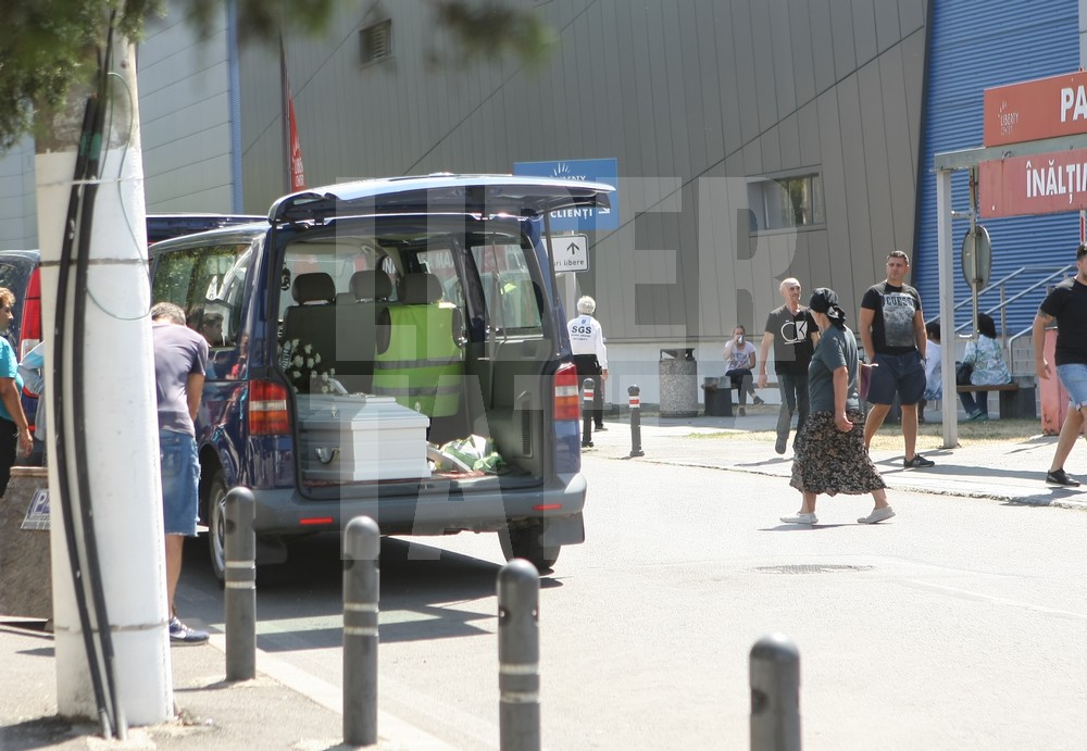VIDEO. Înmormântarea femeii sinucigașe de la Brănești și a celor trei fetițe. Trupul neînsuflețit al mamei, depus separat la capelă / GALERIE FOTO
