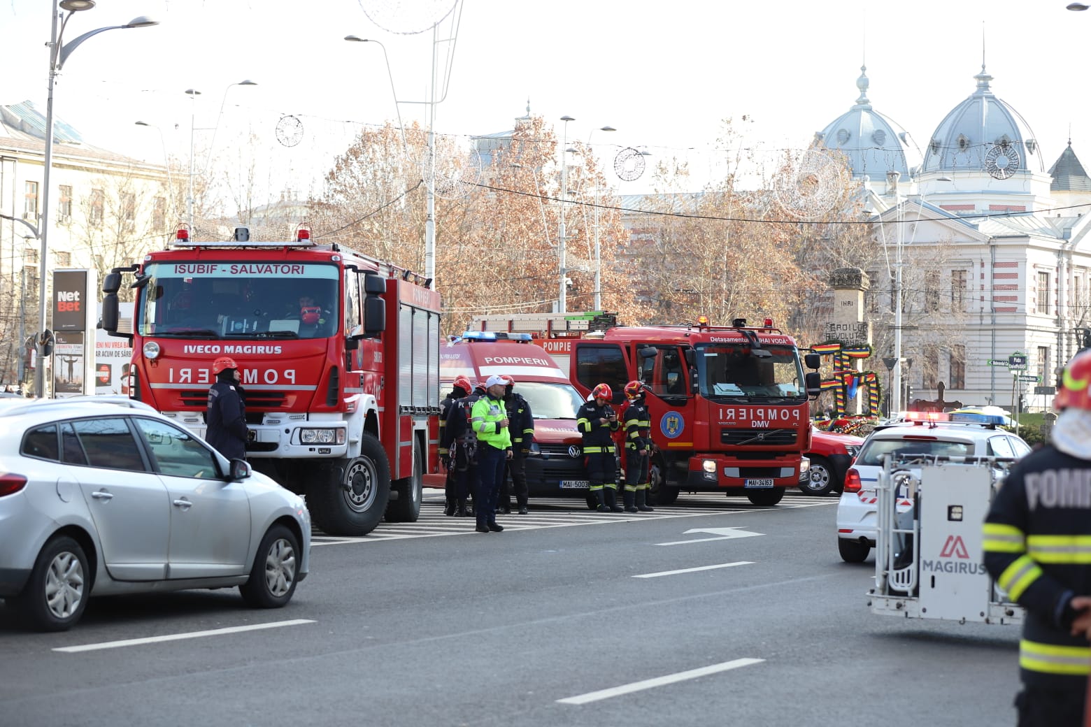 „Stegarul dac” s-a urcat pe clădirea Universității București, care se reabilitează. Au venit polițiștii și pompierii, iar circulația a fost afectată