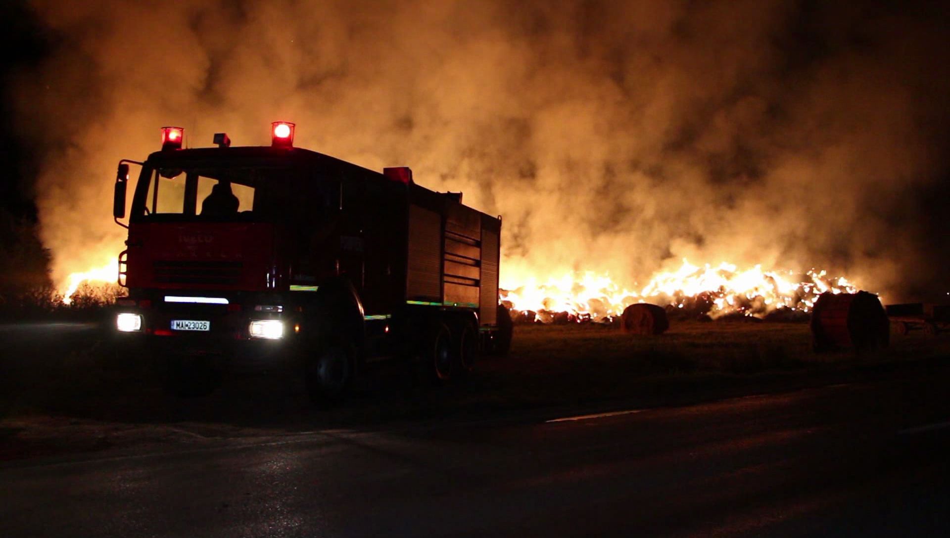 Flăcări de 10 metri au mistuit tone de furaje în Buzău! GALERIE FOTO