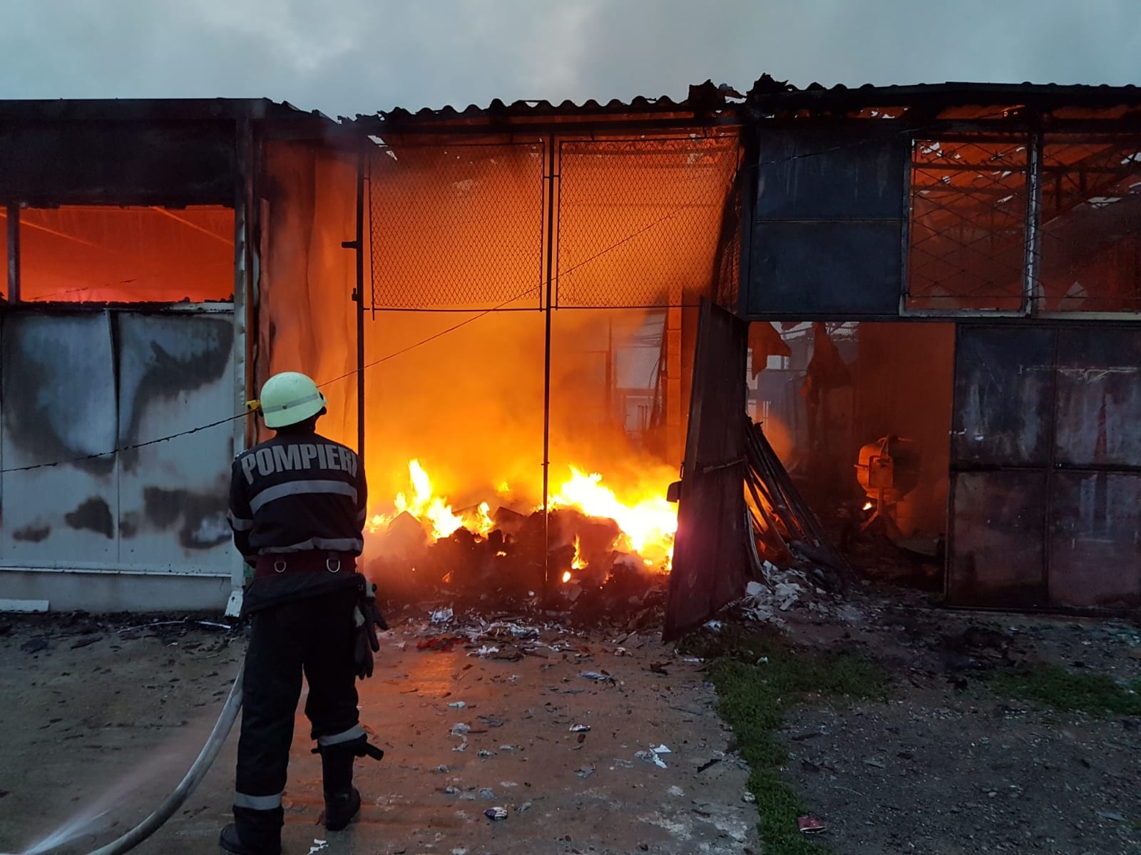 FOTO&VIDEO/ Incendiu puternic în Bacău la o hală de 600 mp în care funcţionau trei firme