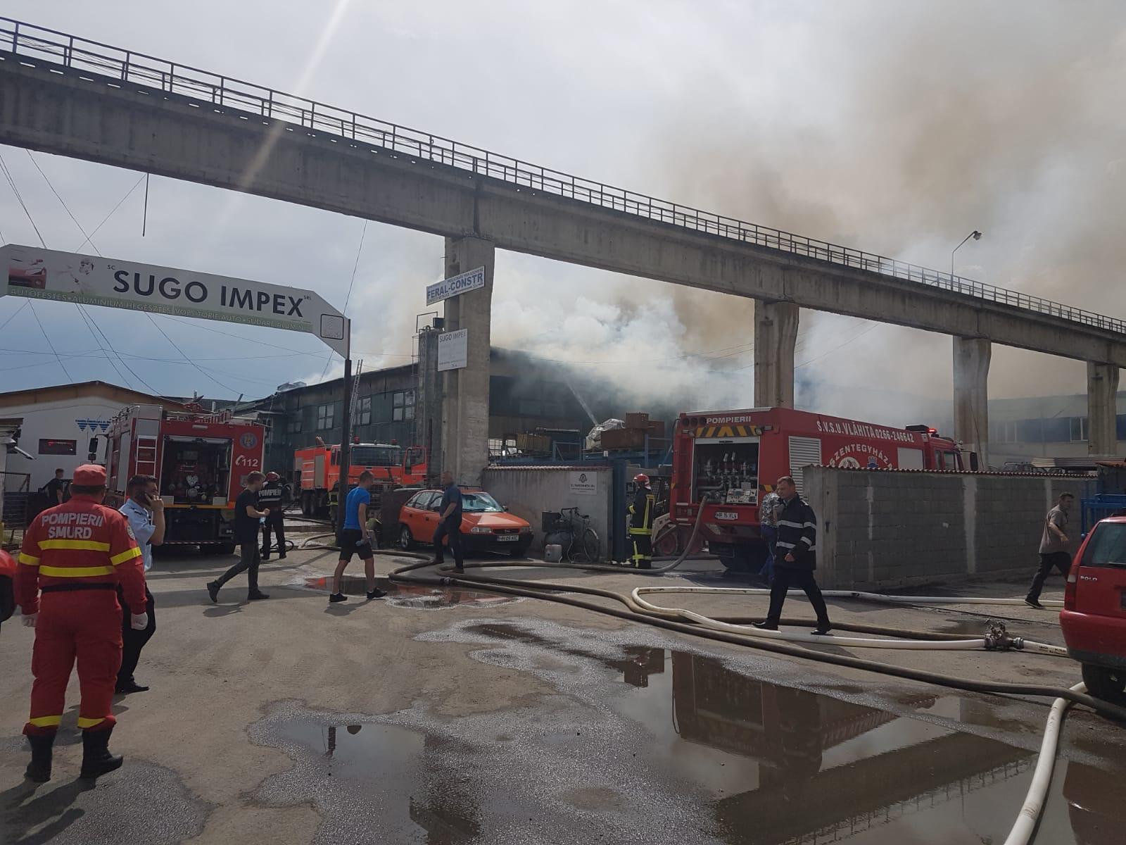 Incendiu la un depozit din Harghita, soldat cu doi răniți. A fost activat sistemul Ro-Alert (FOTO & VIDEO)