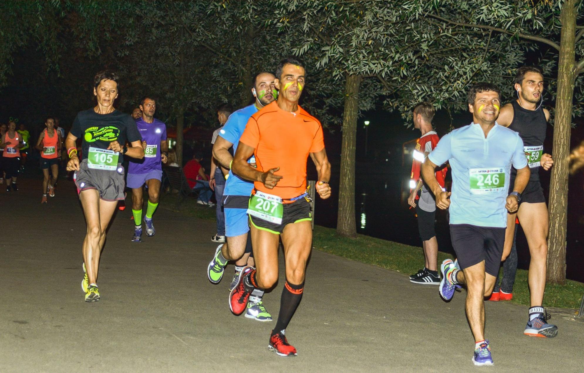 Curse nocturne și atmosferă electrizantă la Bucharest After9Cross, seria RUNFEST. Sute de participanți s-au bucurat de alergare, muzică și distracție / FOTO
