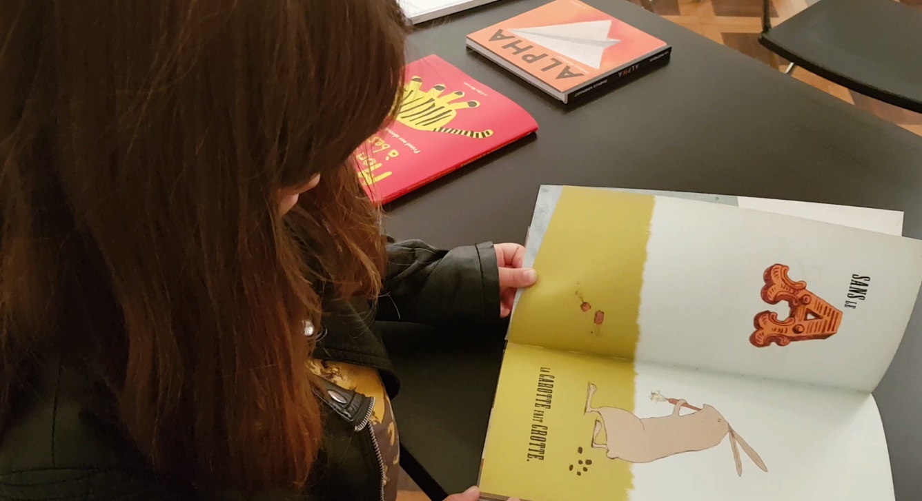 VIDEO / EXPERIMENT LIBERTATEA. Am dus un copil de 8 ani la o expoziție de abecedare din România, Franța și Suedia. Ce manual a ales?