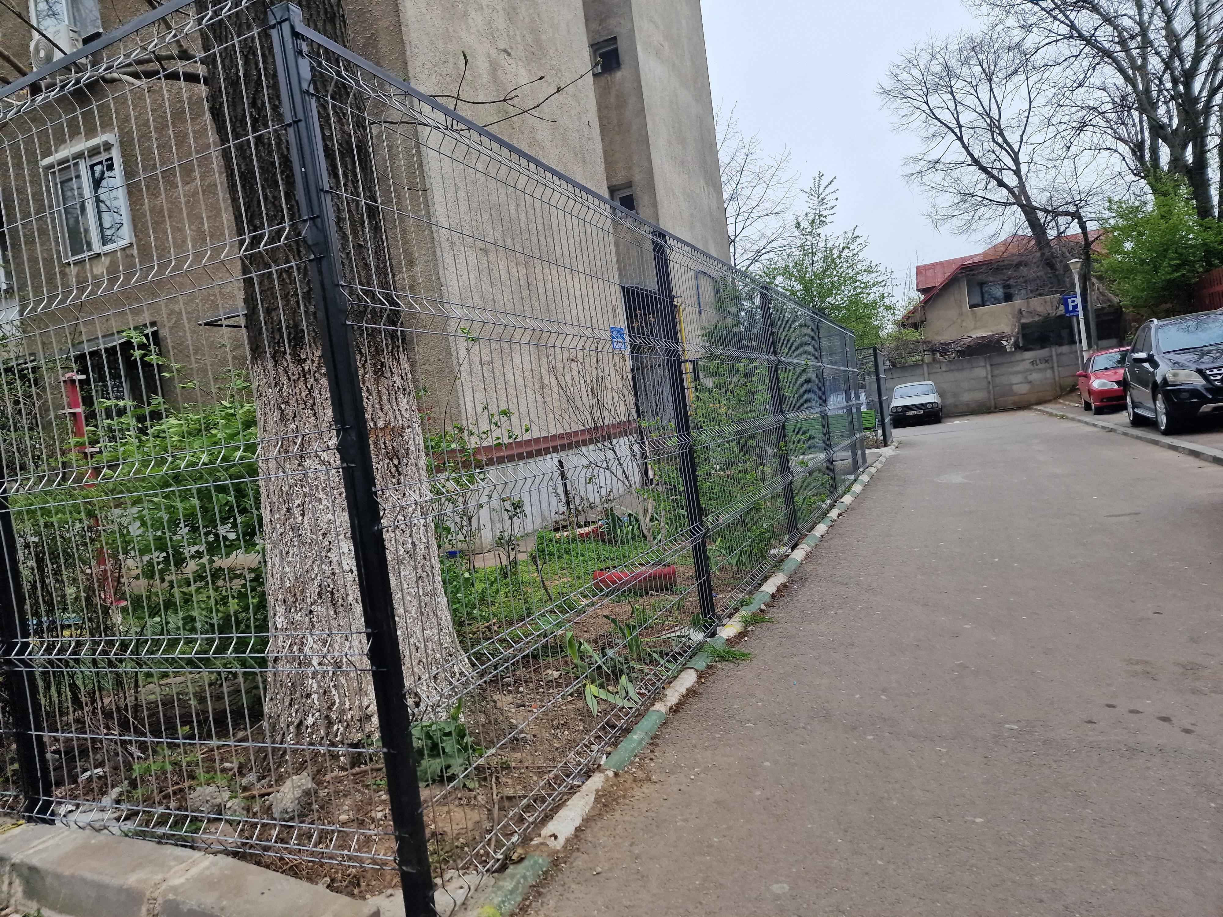 REPORTAJ. Garduri de doi metri, „ca la grădina zoologică”, în jurul blocurilor din Ferentari, înainte de Paște