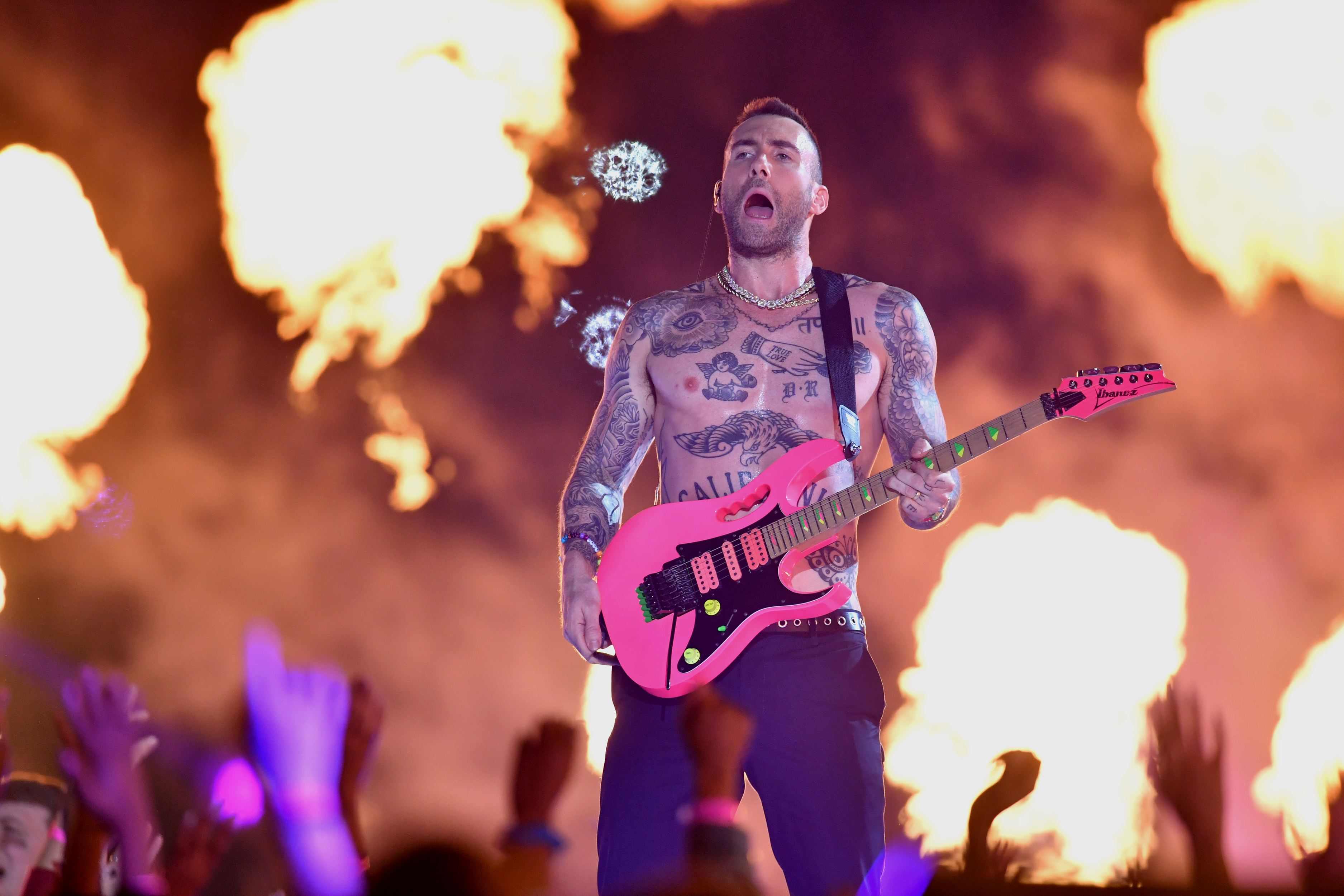 FOTO | Adam Levine, show la bustul gol în pauza Super Bowl 2019. Reacția fanilor a fost neașteptată