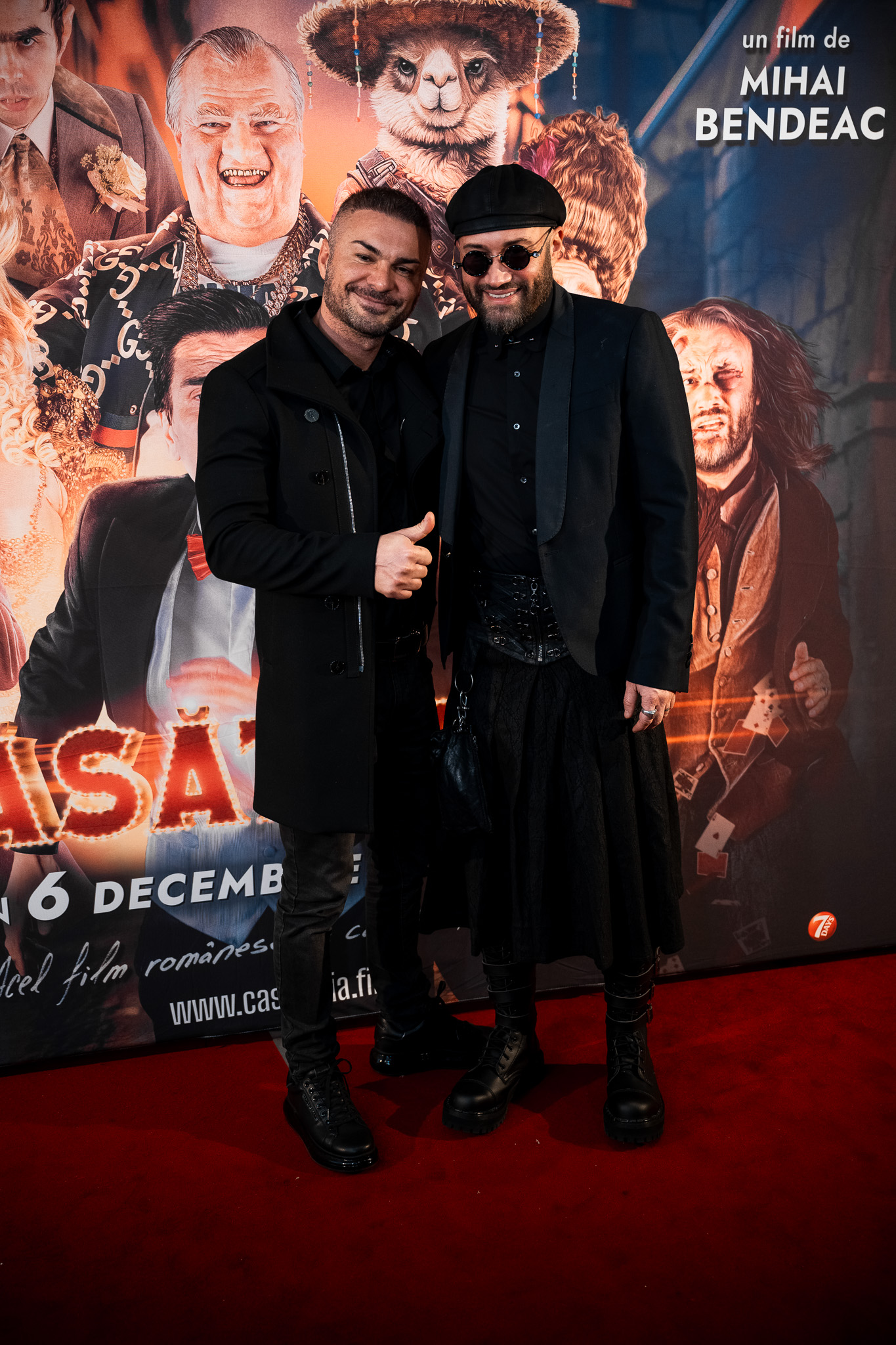 Cine l-a ajutat pe Mihai Bendeac să se îmbrace în fustă la premiera filmului „Căsătoria”. Ținutele purtate de ceilalți actori