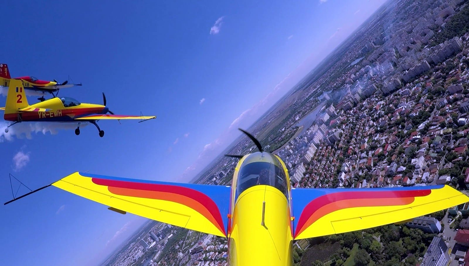 Piloţii de acrobație au survolat principalele spitale din Bucureşti, în semn de respect față de cadrele medicale. Imagini aeriene spectaculoase