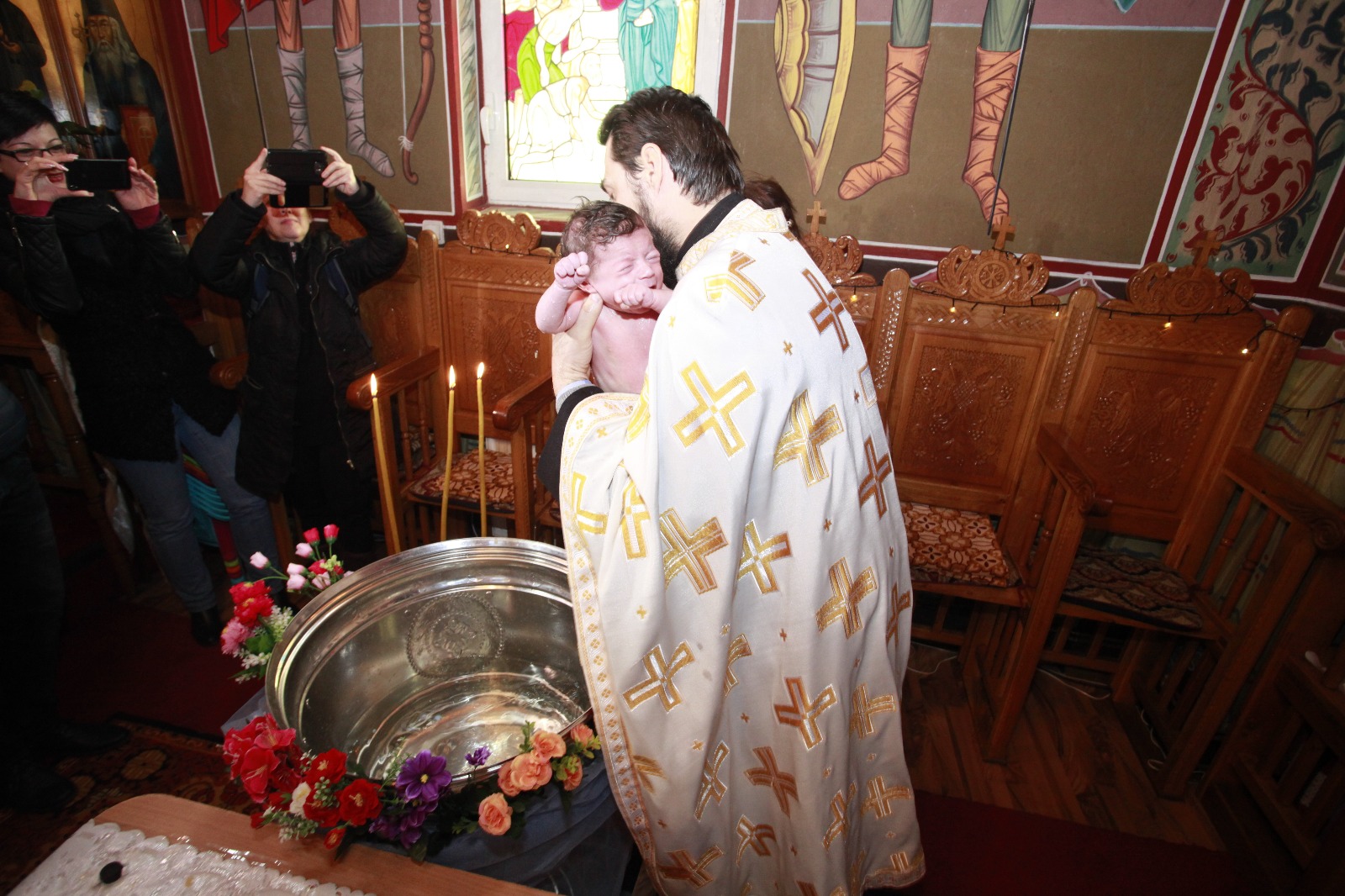 FOTO-REPORTAJ: Abandonat de mamă, s-a ales cu zeci de părinți spirituali. Bebelușul lăsat în ger a fost botezat