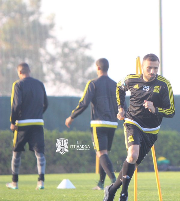 Victor Pițurcă scoate untul din fotbaliștii săi pe plaja din Dubai / GALERIE FOTO