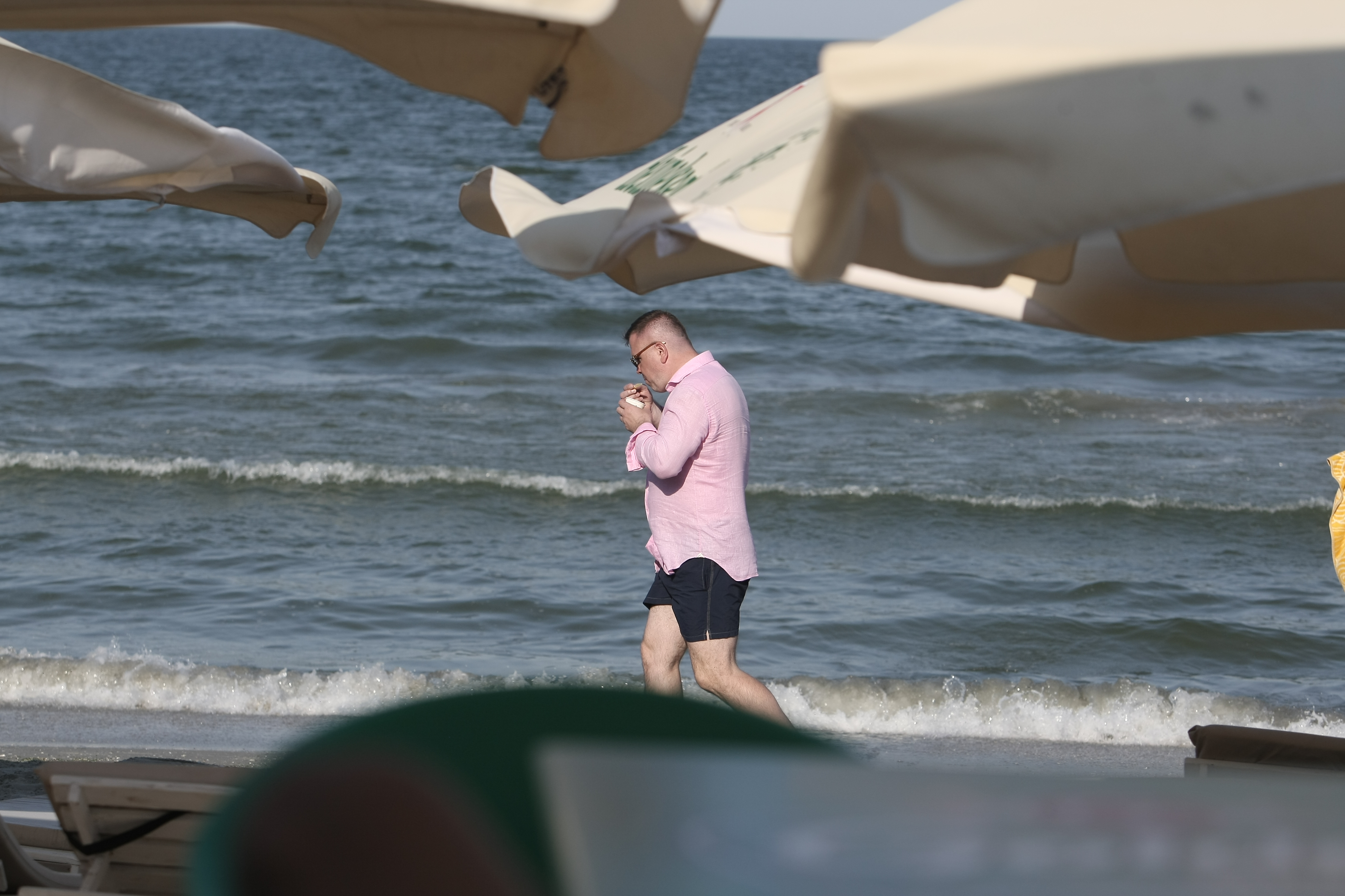 Sportul e în colaps, iar Vasile Șiman se distrează. Ce a făcut controversatul om de fotbal pe plajă | GALERIE FOTO
