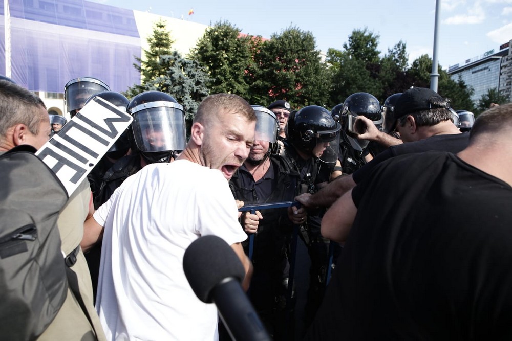 UPDATE. Război de stradă între jandarmi și huligani, în Piața Victoriei. 452 de persoane rănite / VIDEO&FOTO