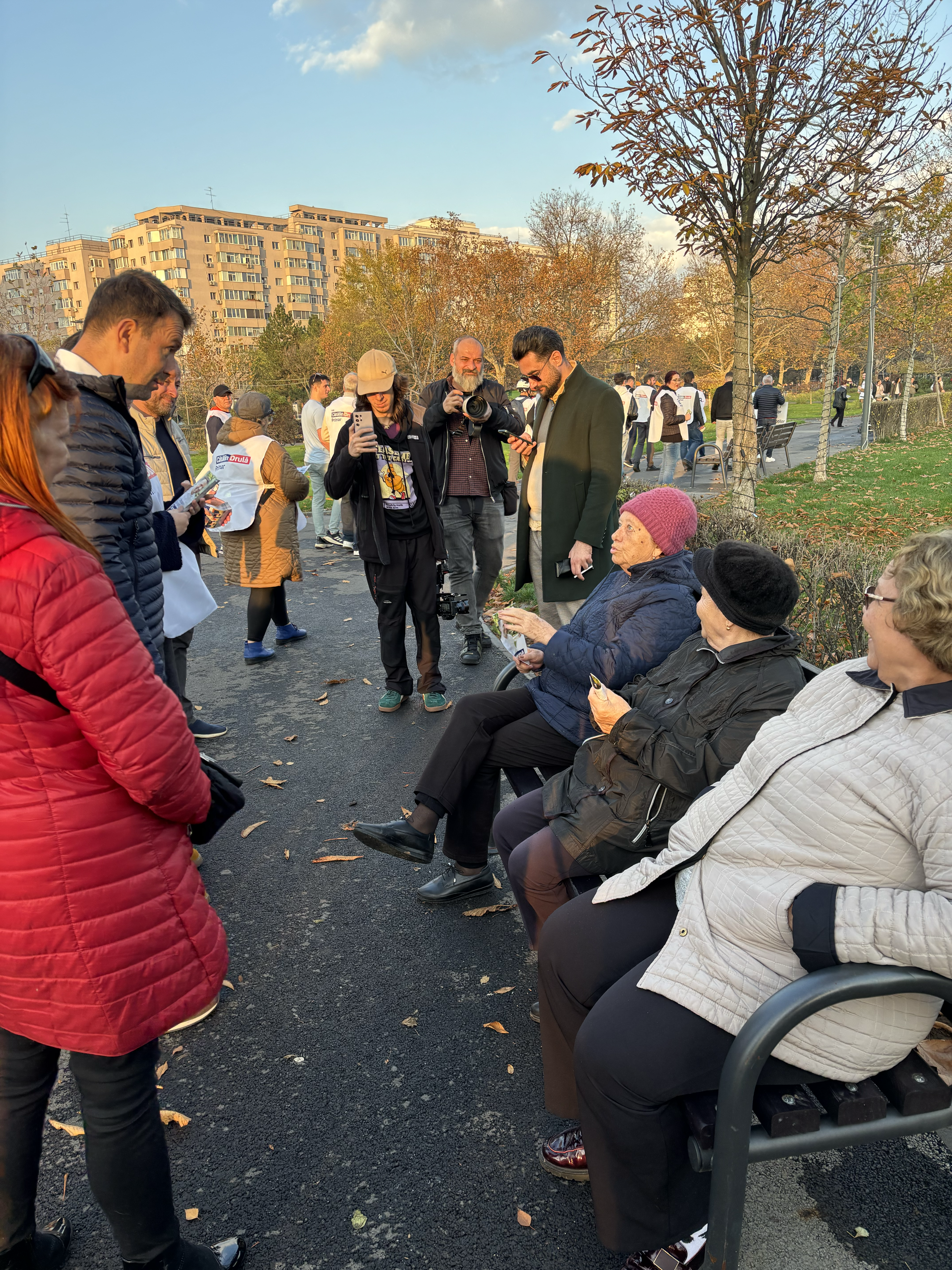 Pe urmele lui Drulă prin București: „Sunt candidatul căruia i-au zburat baloanele din trei sectoare”. Concluzia unui simplu cetățean: „Drulă, Bulă și cu Ștrulă”