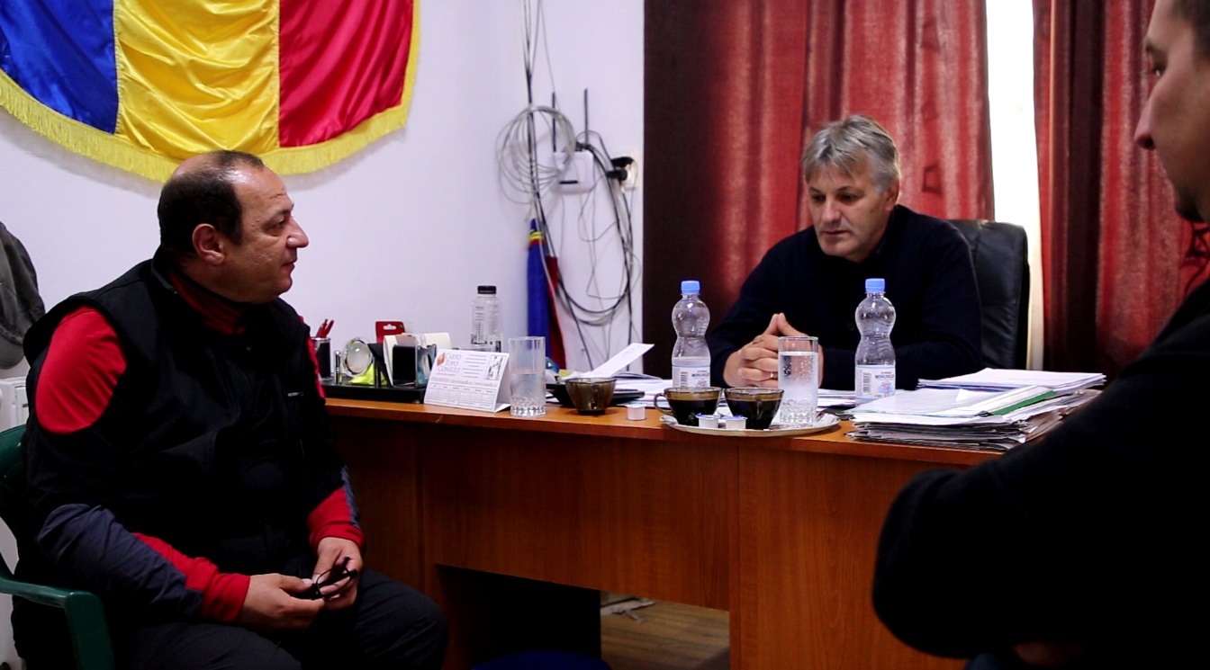 VIDEO/ Primarul care străbate pe jos 320 de kilometri, ca să aducă apă potabilă în localitatea sa. Și-a cusut singur bătăturile de la picioare și a mers mai departe