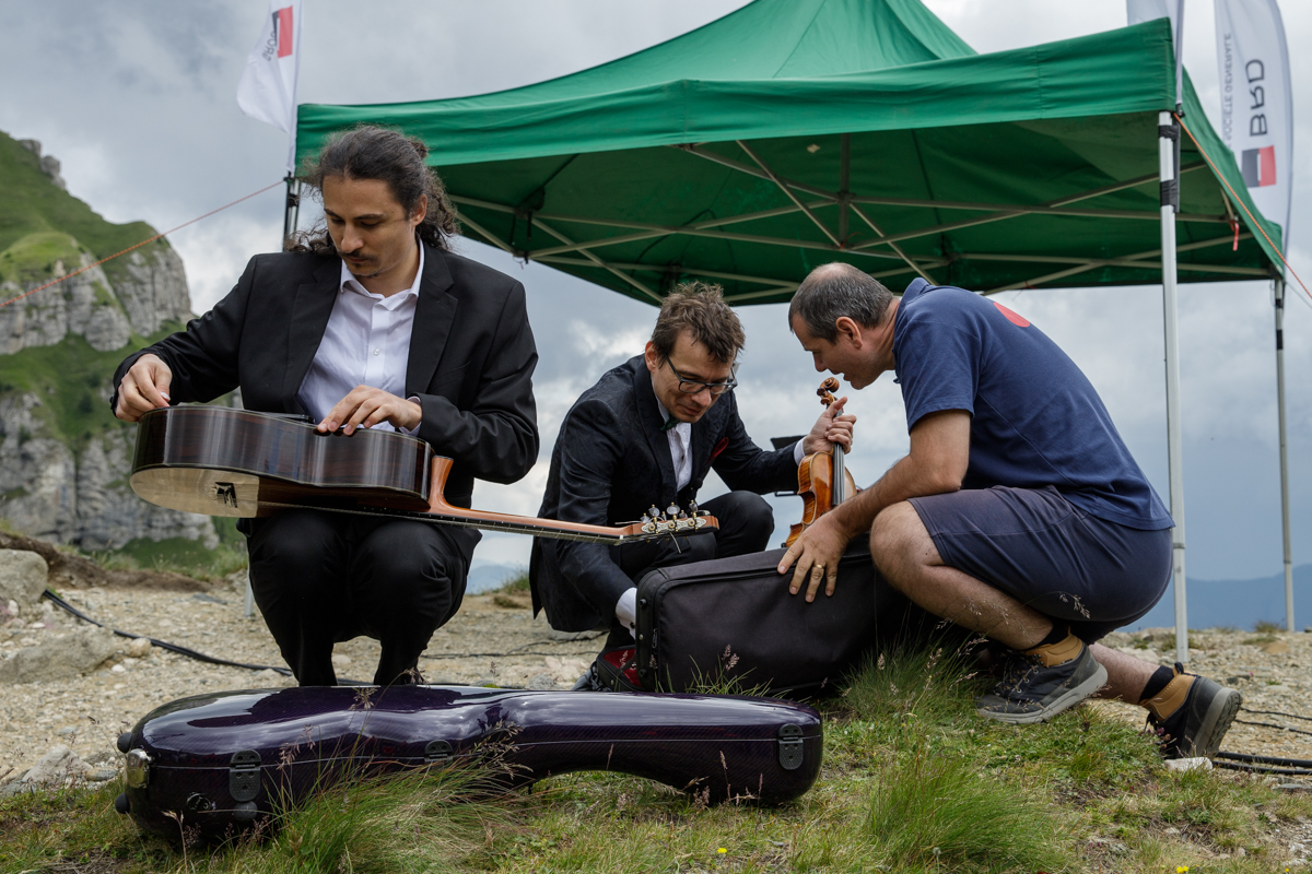 REPORTAJ la 2.025 de metri altitudine. Violonistul Alexandru Tomescu a dus Stradivariusul în Bucegi, în ultimul concert „Paganini Magic”