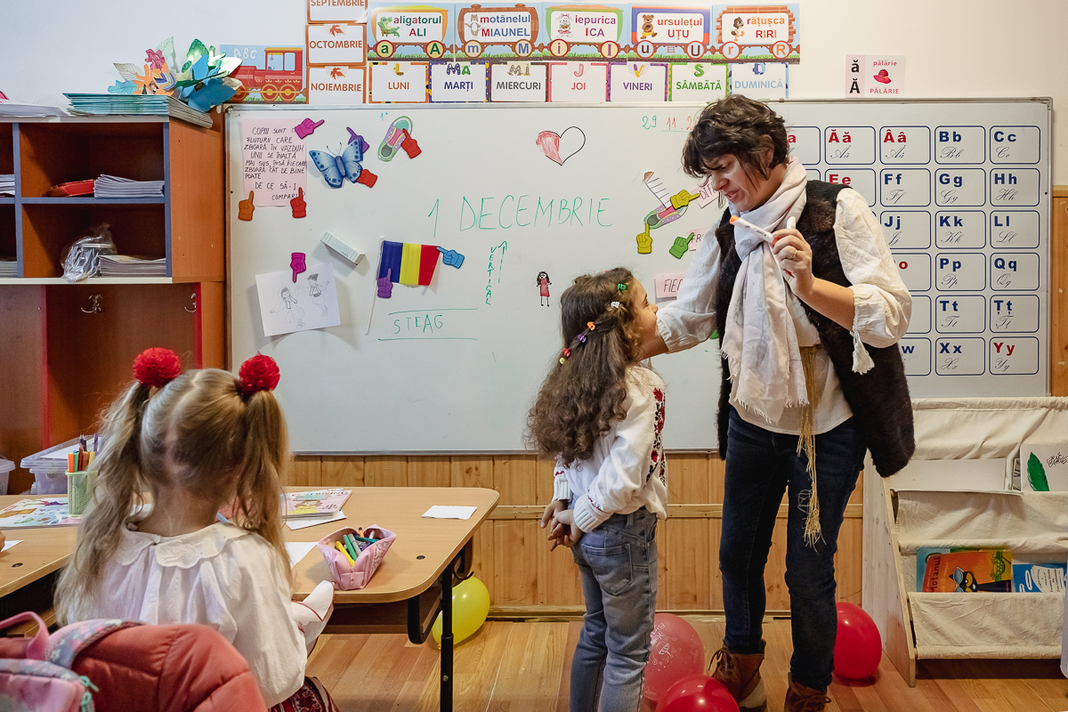 SPERANȚĂ. Într-o școală din Olt, o profesoară îi învață pe copiii cu părinți în străinătate să creadă că tinerii pot reuși și în țară: „Se pot realiza oriunde, numai să găsească oamenii potriviți”