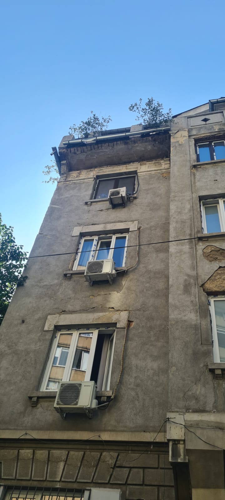 O mașină a fost distrusă în sectorul 1, după ce bucăți dintr-un bloc cu risc seismic au căzut peste ea