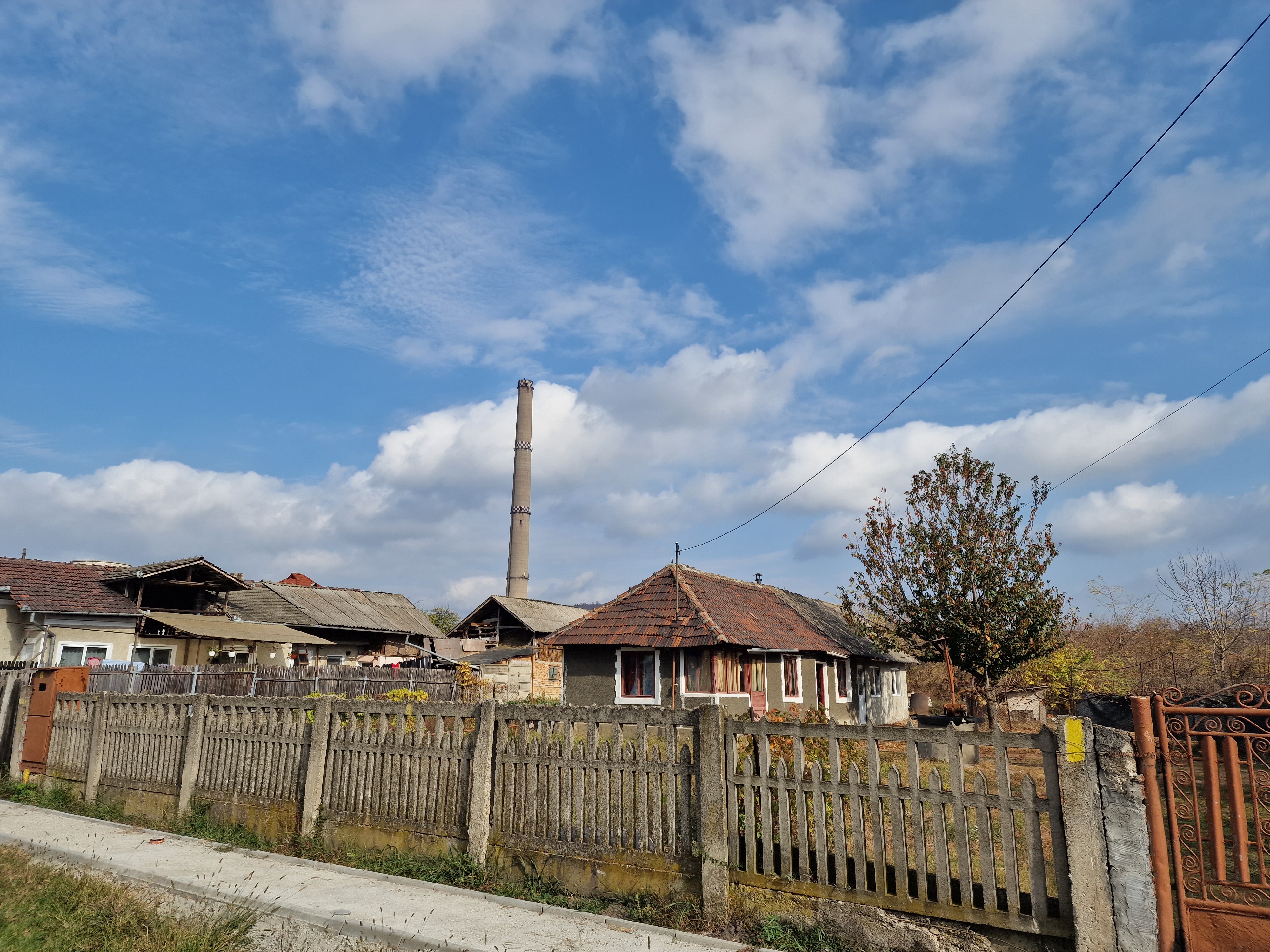 „O să ne zboare pe toţi de aici!”. Locuitorii din Doiceşti au aflat din întâmplare de demolarea turnurilor de peste gard, unde se ridică minicentrala nucleară