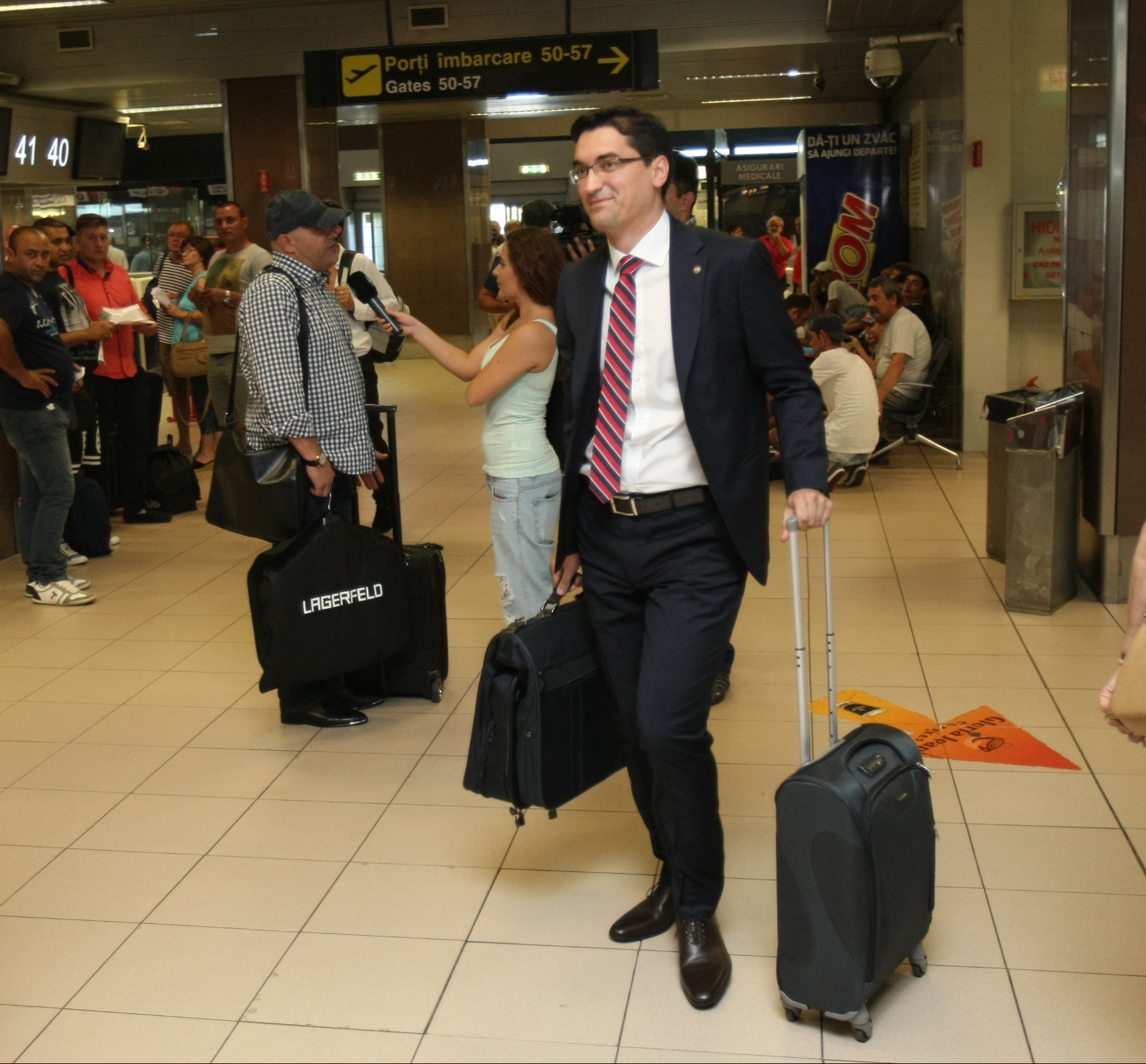 PRELIMINARIILE EURO 2016, UNGARIA - ROMÂNIA (vineri, ora 21.45, TVR 1) / Selecționerul Anghel Iordănescu a renunțat la supersitiții și ^a lăsat femei în avionul care i-a transportat pe tricolori la Budapesta, pentru mare meci cu rivalii istorici / GALERIE FOTO
