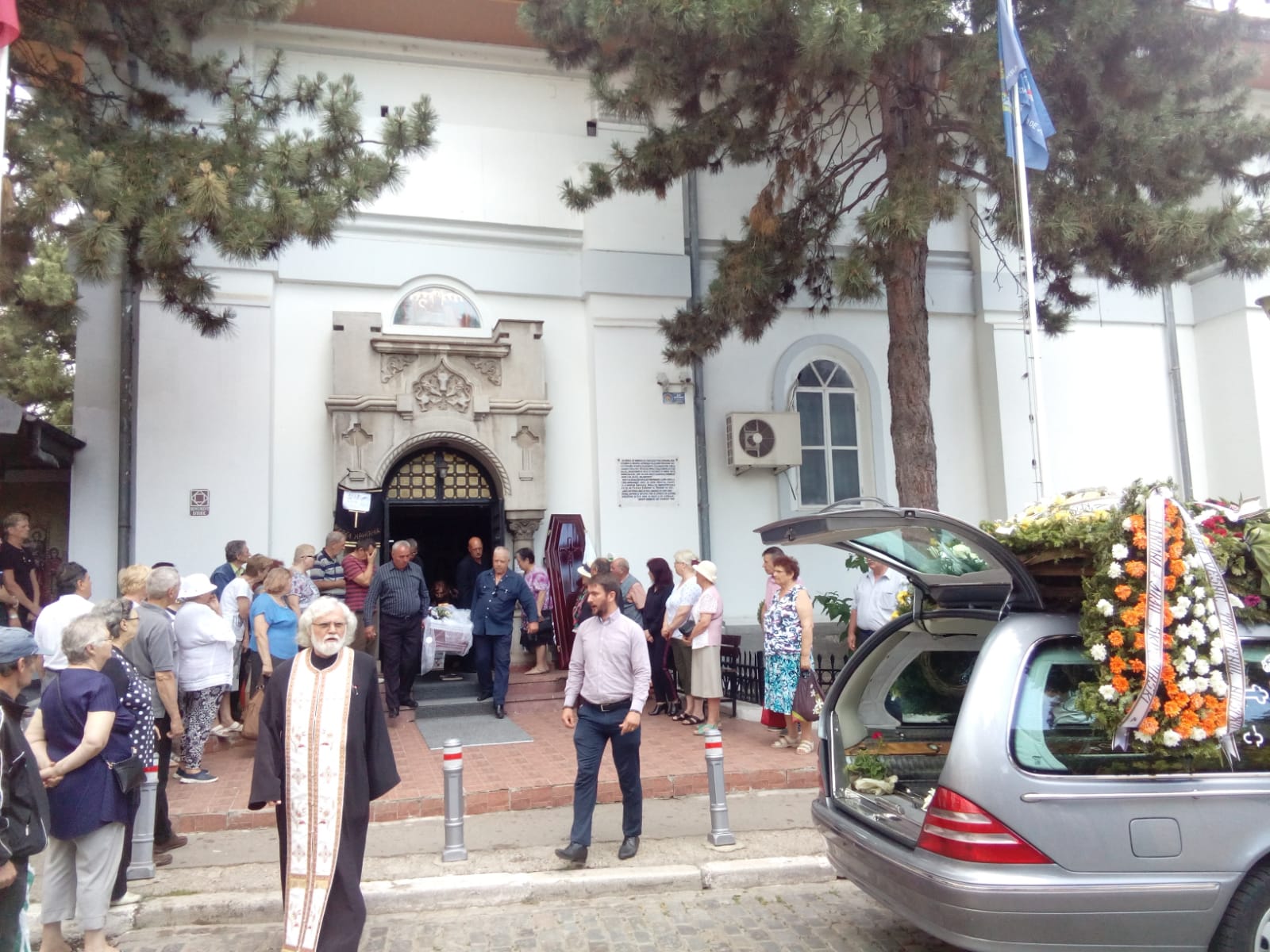 Alexandru Jula a fost condus în aplauze pe ultimul drum. Puțini dintre admiratorii săi au fost prezenți/ GALERIE FOTO&VIDEO