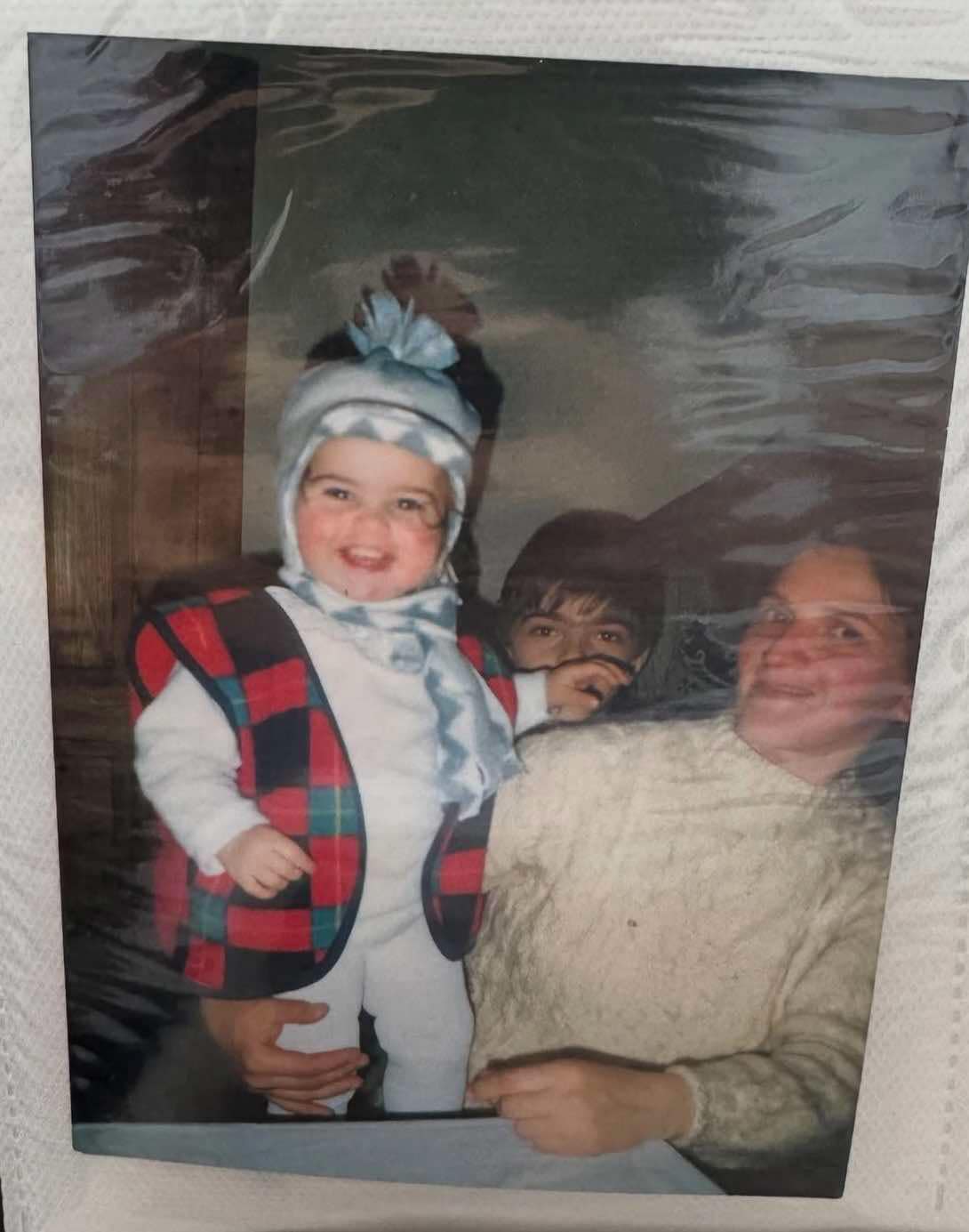 Imagini rare cu Theo Rose din copilărie. Artista a lansat documentarul „Theo Rose: Pe vechi. O călătorie în timp”