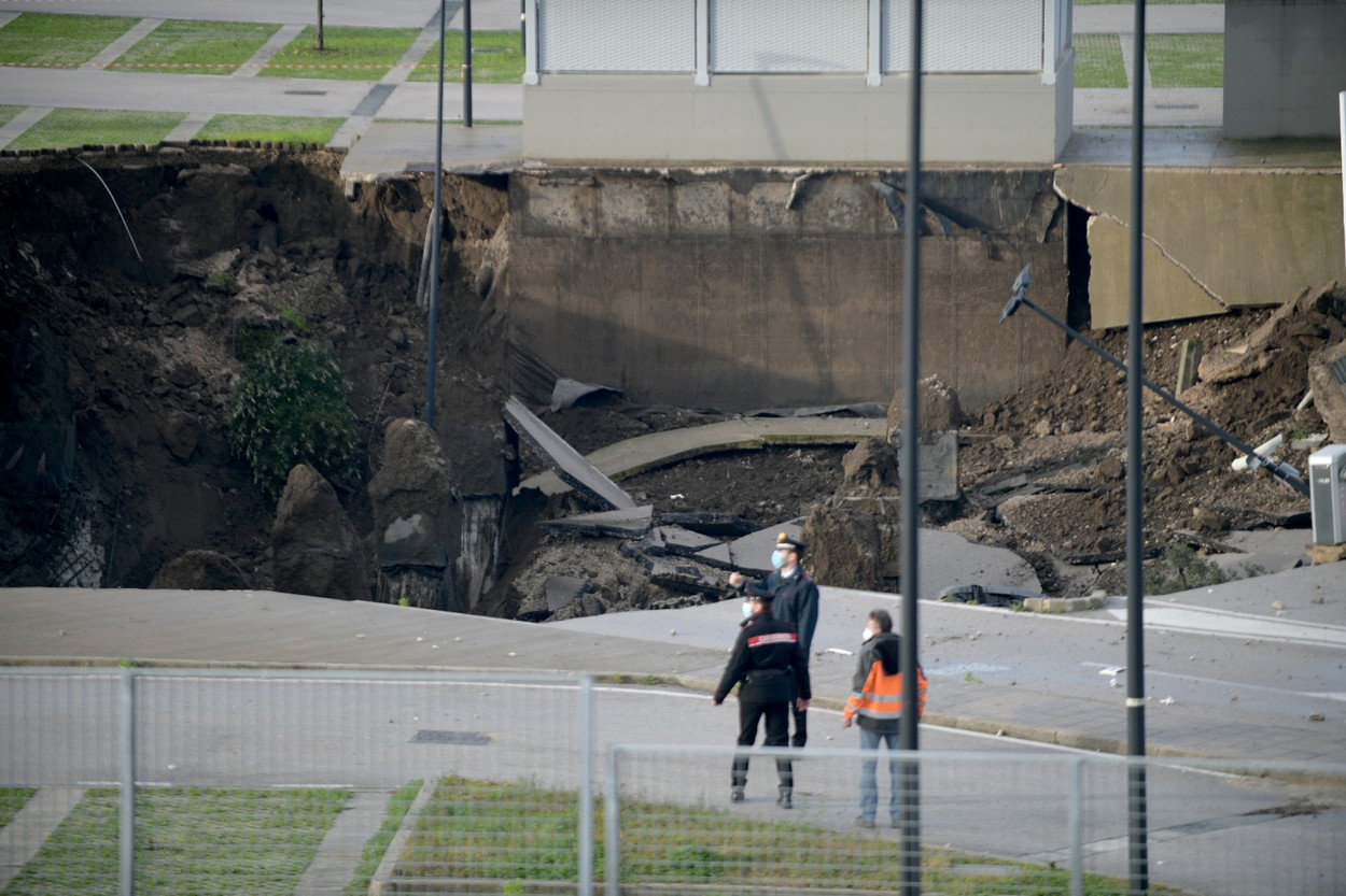 VIDEO | Explozie lângă un spital COVID din Napoli. S-a format un crater uriaș, clădirea a fost evacuată