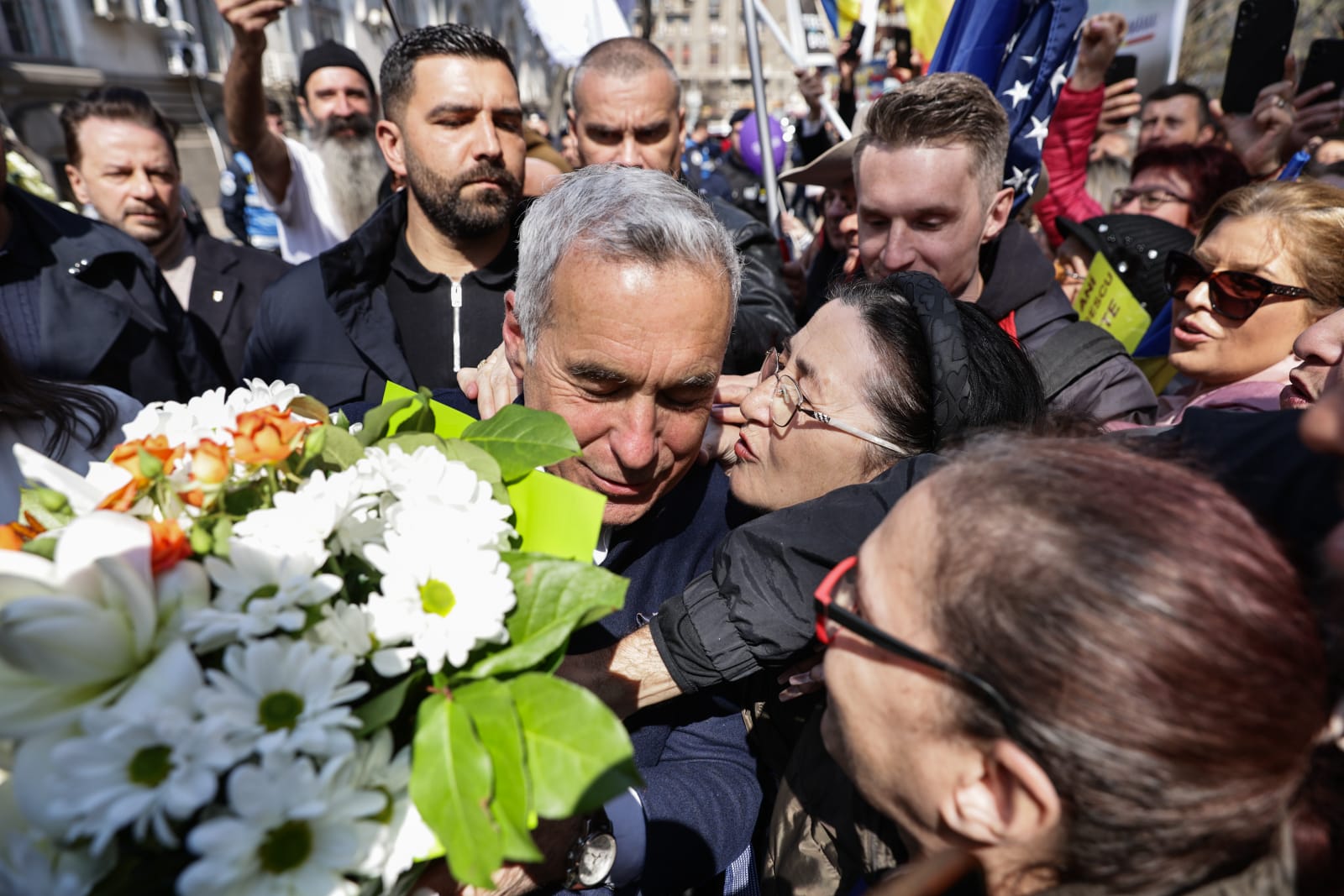 Călin Georgescu a primit cadou de ziua sa încă 60 de zile de control judiciar. Susținătorii l-au așteptat în fața judecătoriei cu un tort și i-au cântat „La mulți ani”