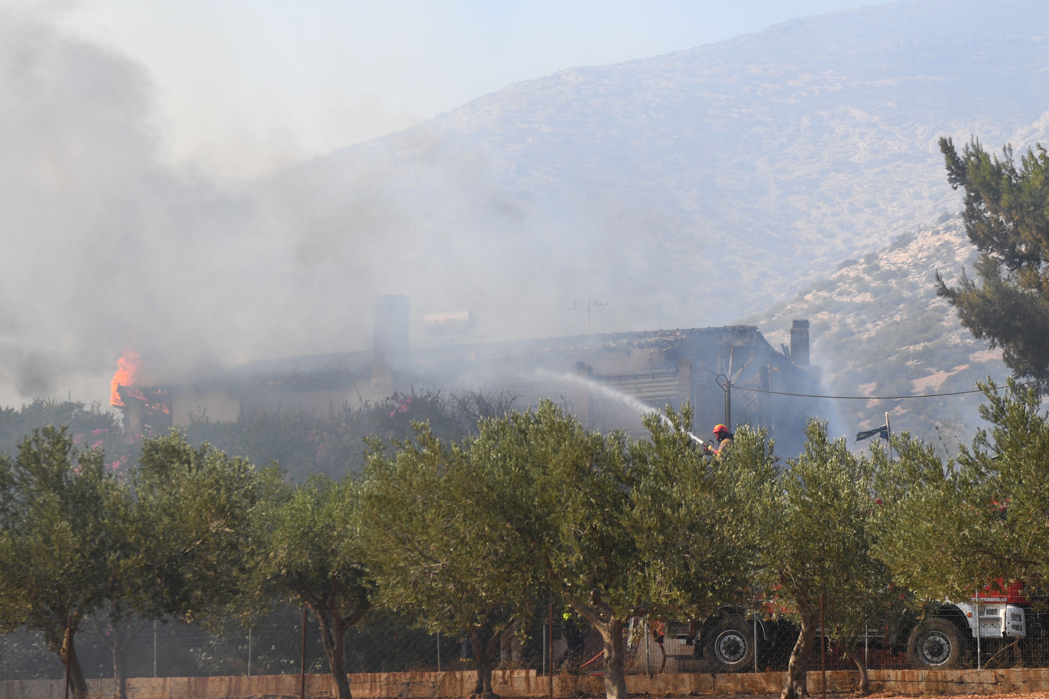 Incendiile din Grecia s-au extins din cauza vânturilor puternice. Patru localități au fost evacuate