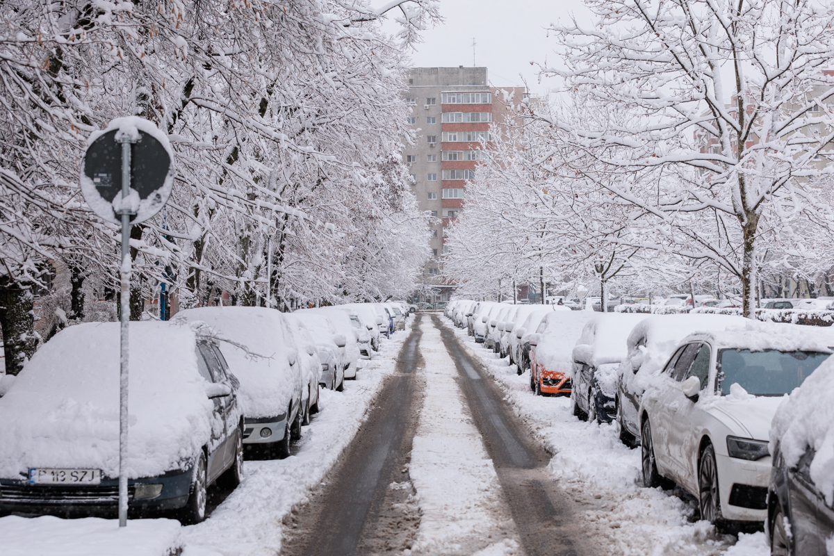 FOTO. Zăpada din București i-a scos din case pe cei mici. Parcurile au fost pline în jurul prânzului