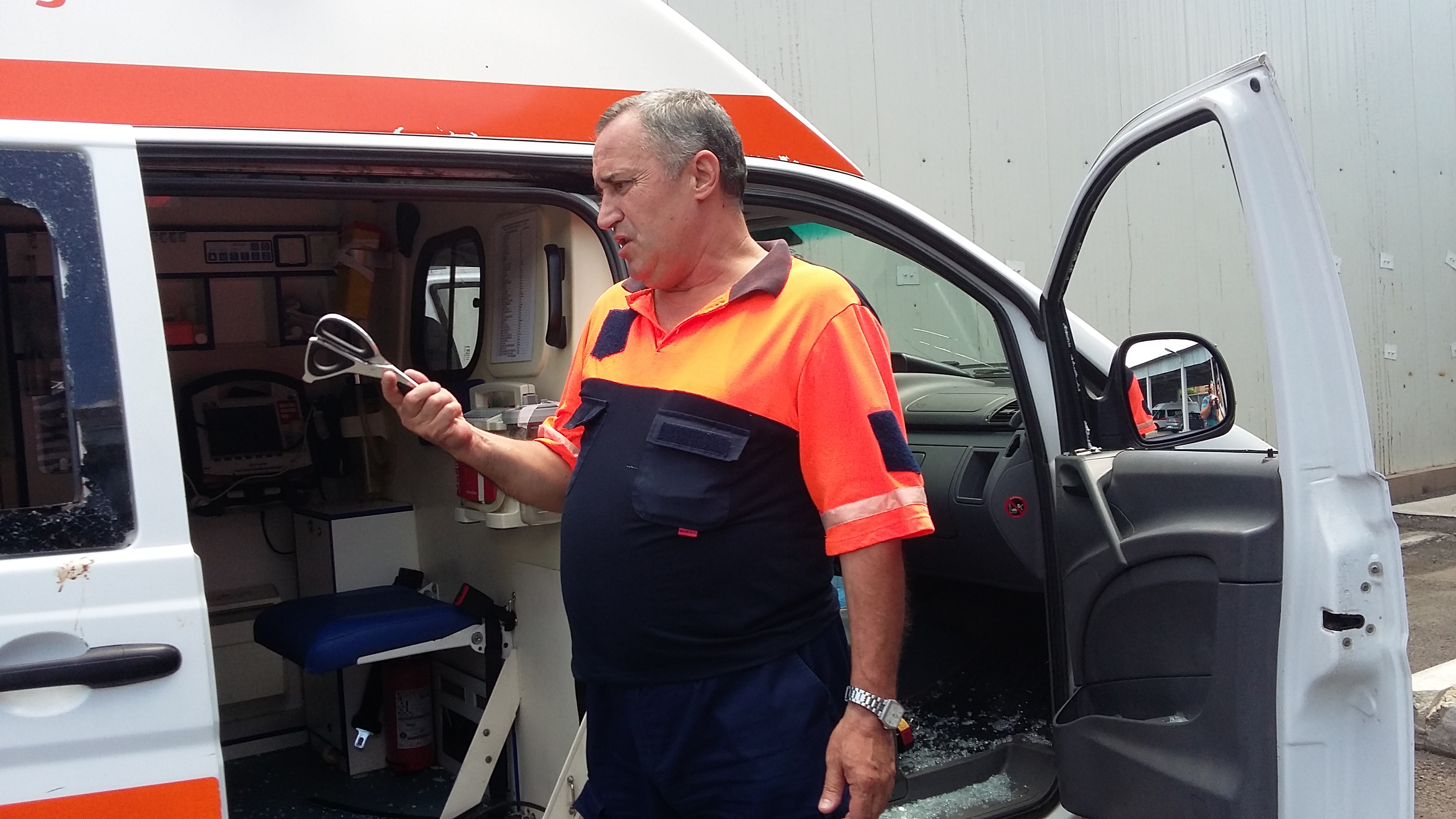 Un pacient a bătut echipajul unei ambulanțe! GALERIE FOTO