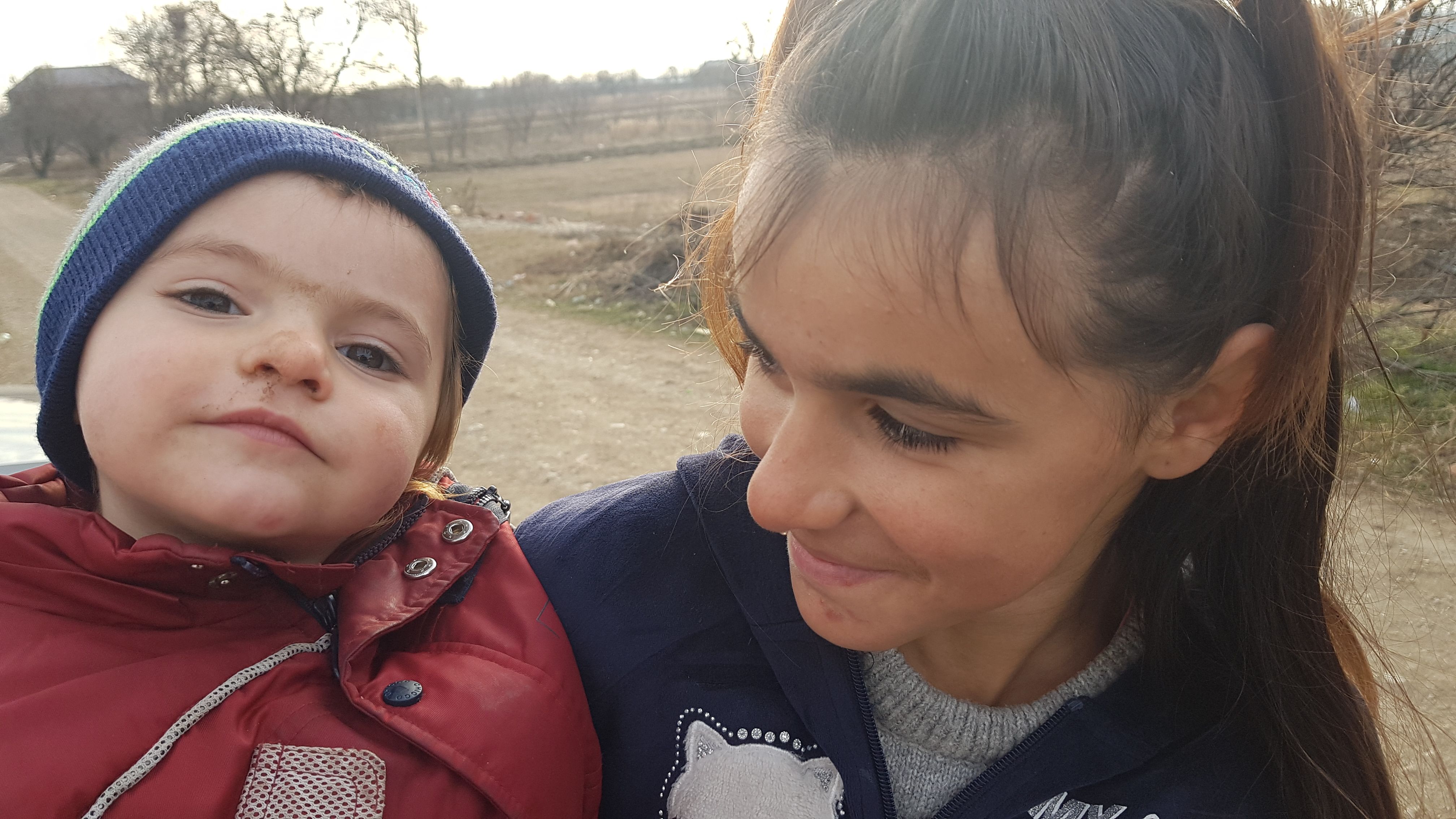 Micile prinţese din hambar. România anului 2020: într-un sat din Dâmboviţa, o familie cu cinci copii locuiește într-un siloz de fost C.A.P.