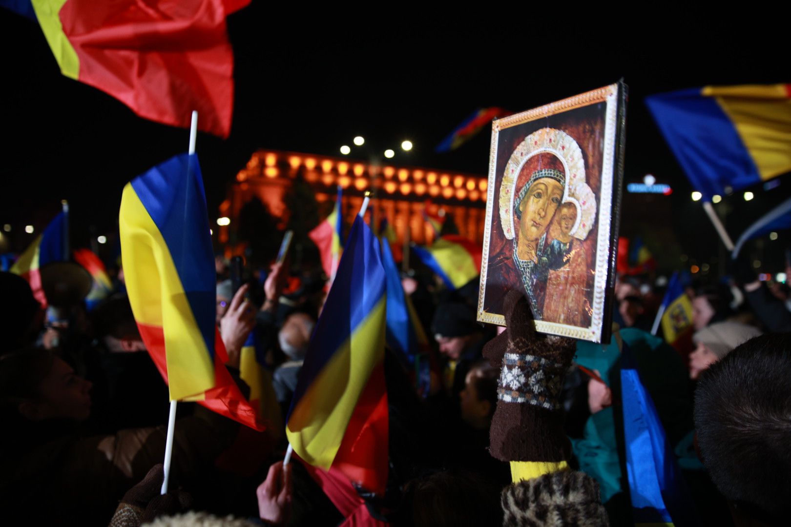 LIVE TEXT: Zeci de mii de oameni la protestul organizat de AUR în București. Mai mulți protestatari aveau asupra lor cuţite, bricege și substanţe interzise