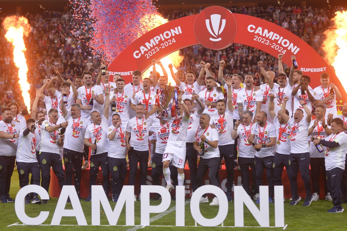 FCSB a primit trofeul de campioană a României în fața a peste 54.000 de spectatori, după ce a pierdut cu CFR Cluj