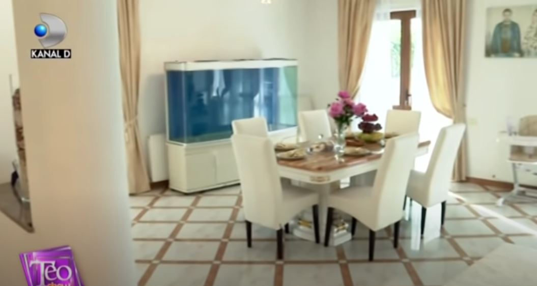 Imagini din casa în care locuiește Betty Salam. Vila are două etaje și arată ca un palat