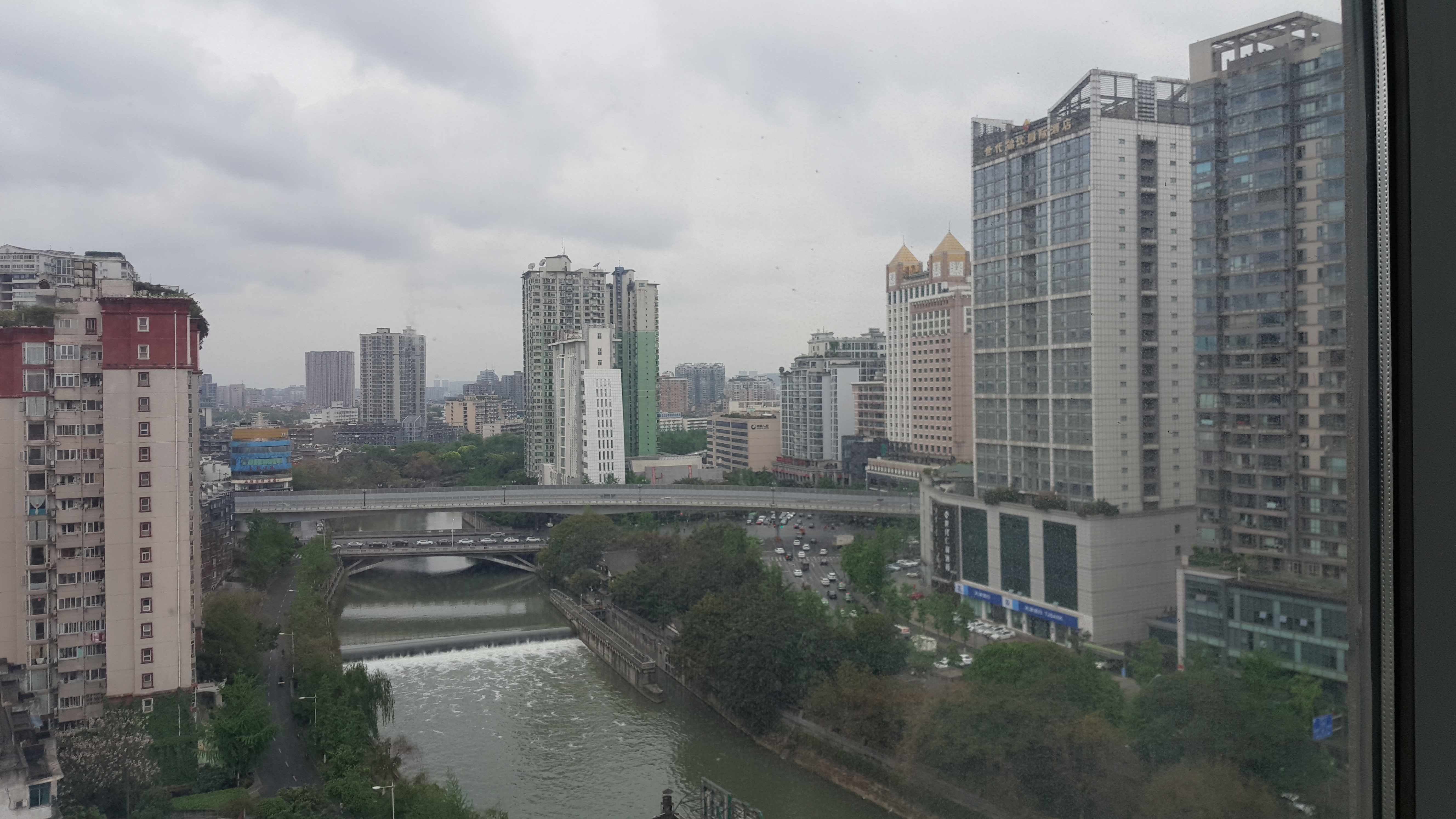 CORESPONDENȚĂ DIN SICHUAN și BEIJING, ULTIMUL CAPITOL | Scriitoarea Doina Ruști, despre plimbarea pe strada unuia dintre cei mai importanți poeți chinezi și excursia la Marele Zid