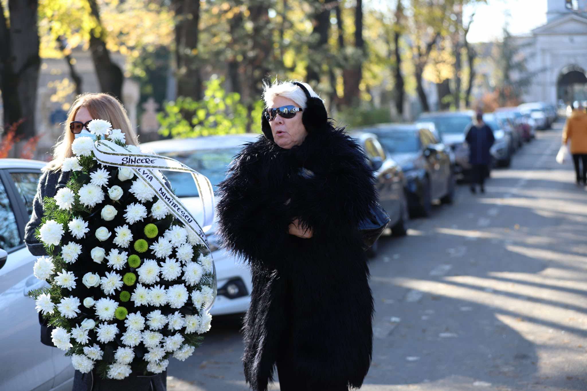 Familia și artiștii, ultim omagiu pentru Gabriel Cotabiță. Imagini de la Cimitirul Bellu EXCLUSIV