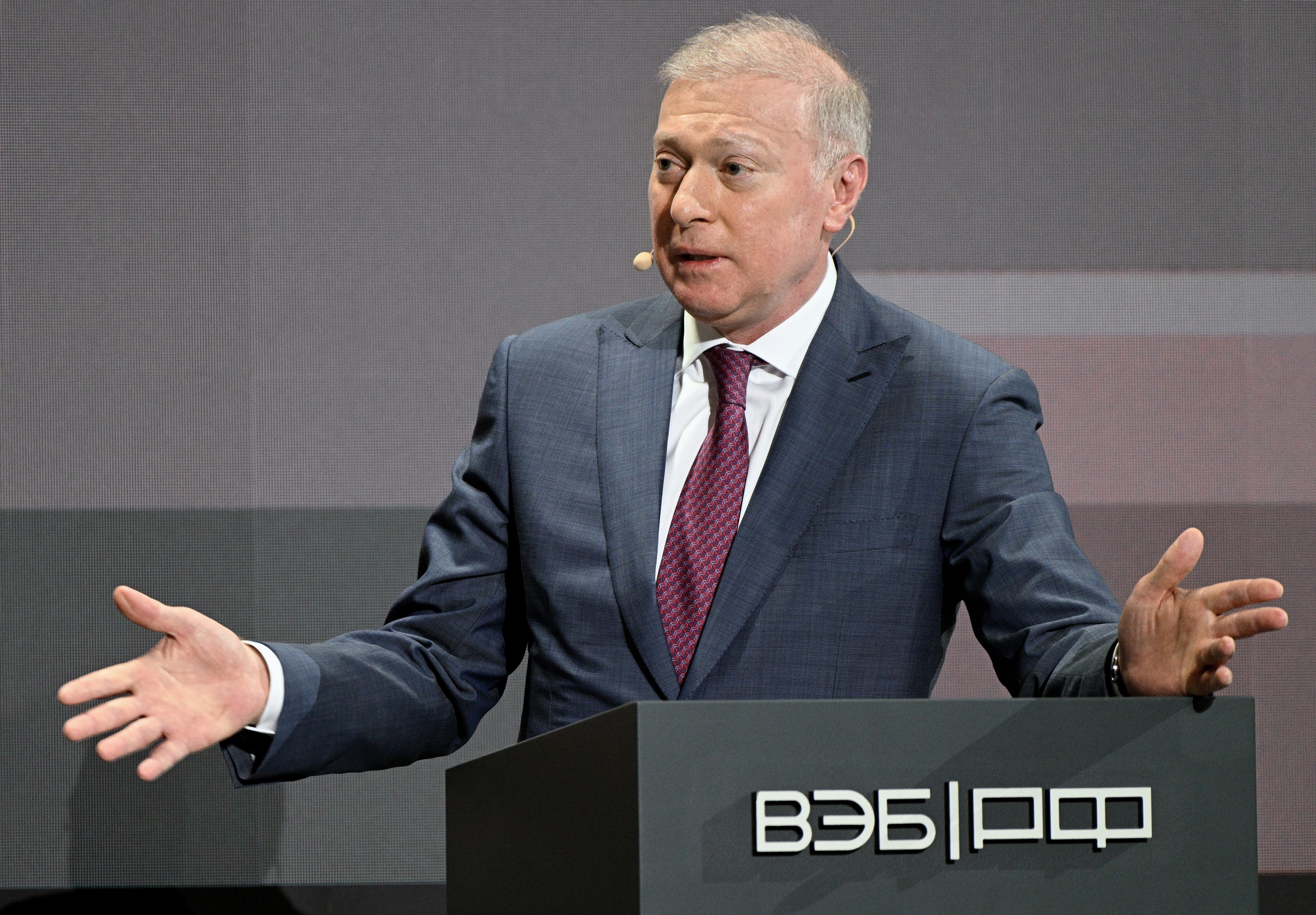 Un oligarh cecen apropiat de Vladimir Putin a dat la schimb stațiunea sa de lux din Italia în schimbul unei mine de aur din Kîrgîzstan