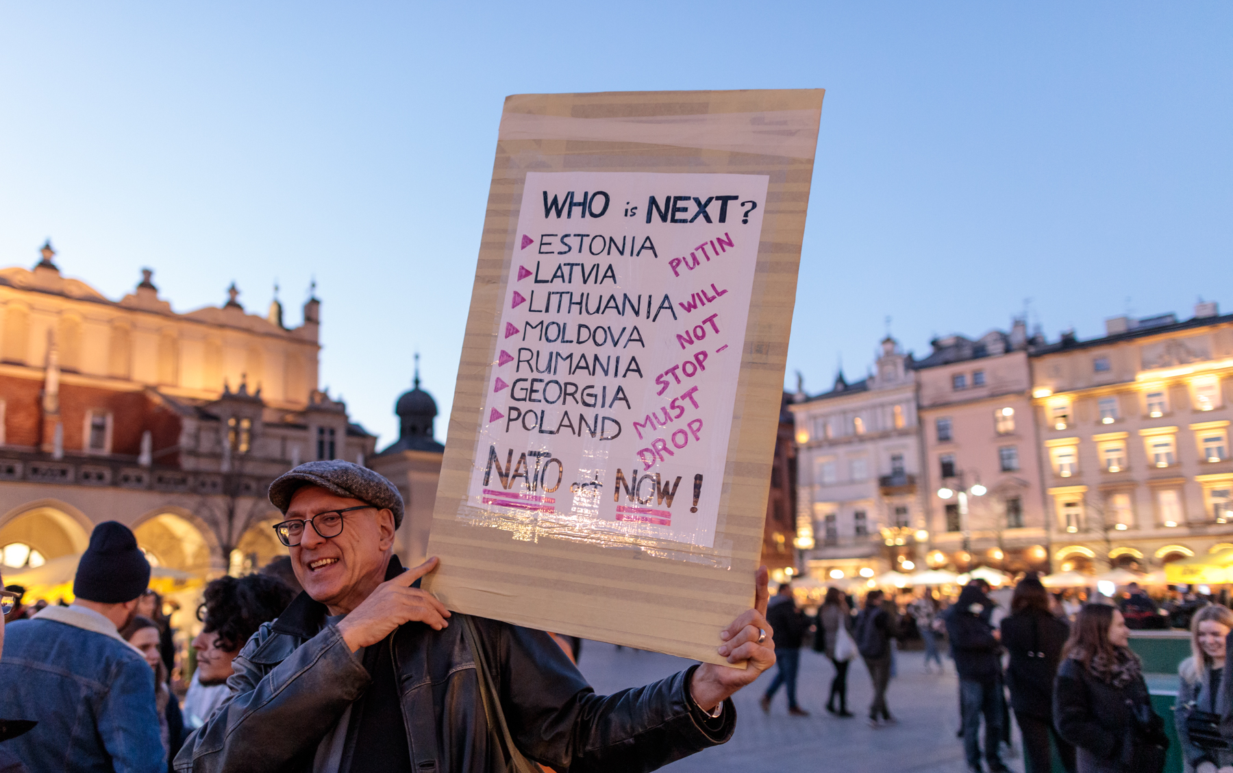 REPORTAJ. Considerați „hienele Europei” de presa rusă, care-i amenință, ca pe ucraineni, cu „denazificarea”, polonezii strigă „Ce-i cu cârpa din balcon?!” în fața steagului consulatului rus