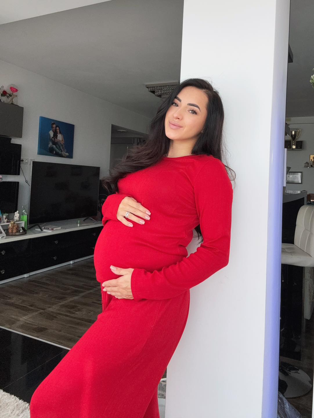 Imagini cu Larisa Iordache însărcinată în cinci luni. Medicul i-a interzis să mai plece în vacanță. „Nu ne-am gândit la acest aspect”