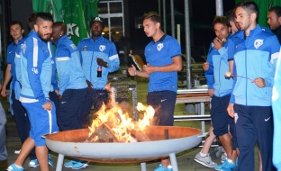 GALERIE FOTO / Dansând cu "lupii" pe lângă foc. Mutu, în FLĂCĂRI