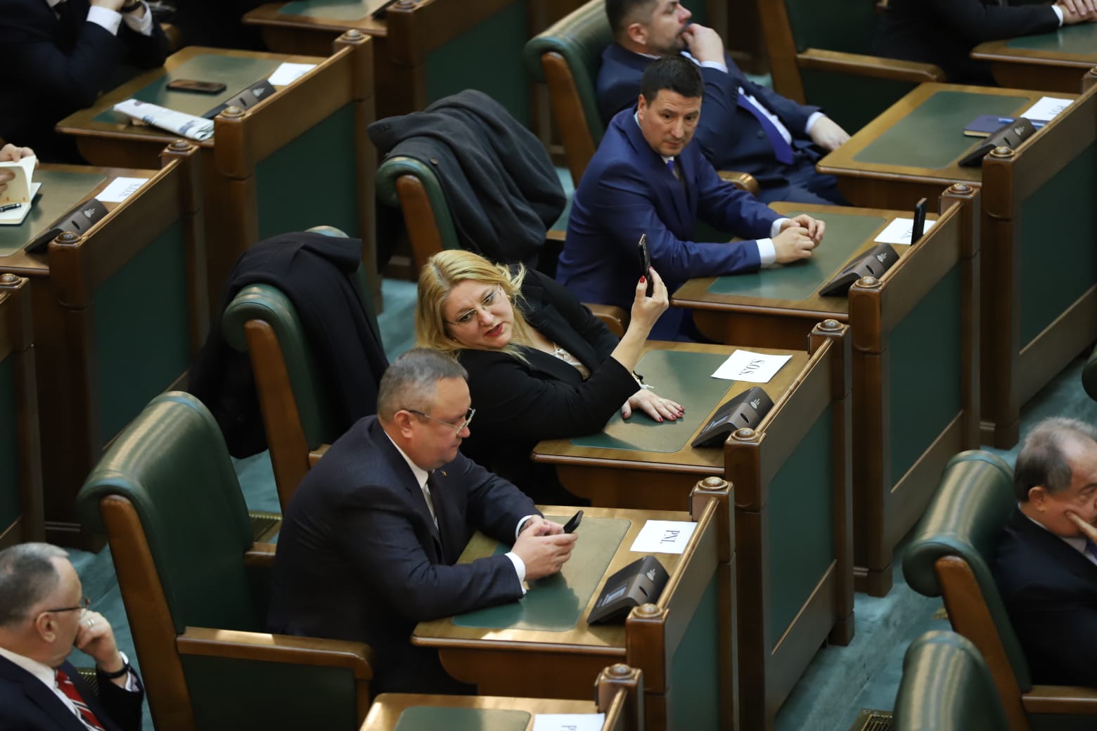 Prima zi din viața noului Parlament. Șoșoacă l-a flancat pe Ciucă, Becali a smuls microfonul unui jurnalist, iar liberalii se zbat între Crin și Nicușor