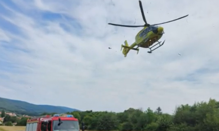Földbe csapódott egy siklóernyős Pilisszentkereszten: súlyos sérülései miatt mentőhelikopterrel szállították kórházba - videó