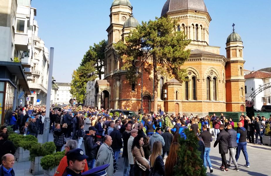FOTO & VIDEO / Ilie Balaci a fost condus astăzi pe ultimul drum. Mama sa a leșinat! Momente tulburătoare la înmormântare