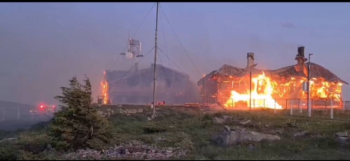 Staţia meteorologică de pe Vârful Vlădeasa din Cluj a ars într-un incendiu: „Extinderea focului, amplificată de vântul puternic de la cota 1.800”