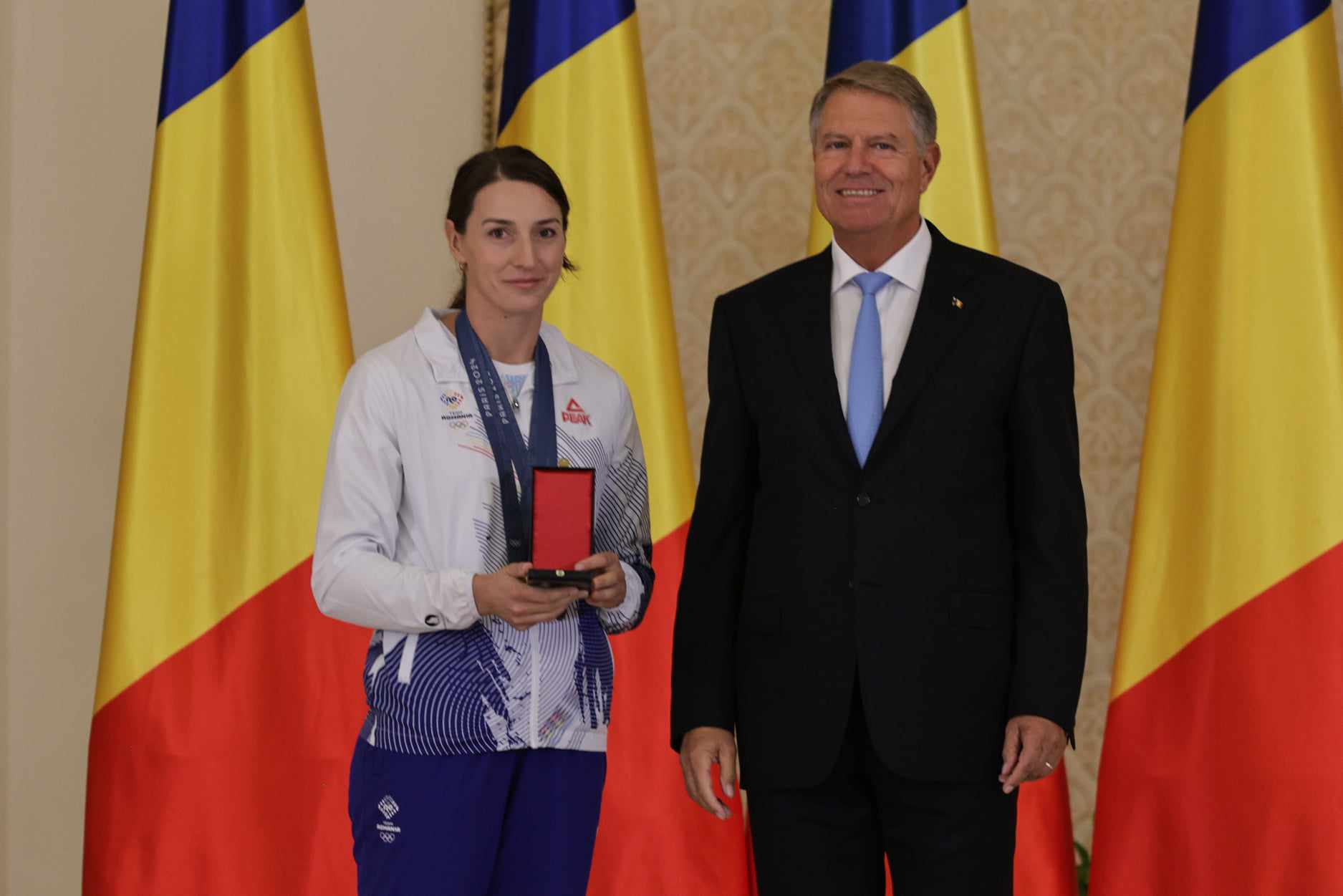 Gafă a președintelui Iohannis la decorarea medaliaţilor de la JO Paris. A spus „comemorarea”, în loc de „ceremonia” | VIDEO