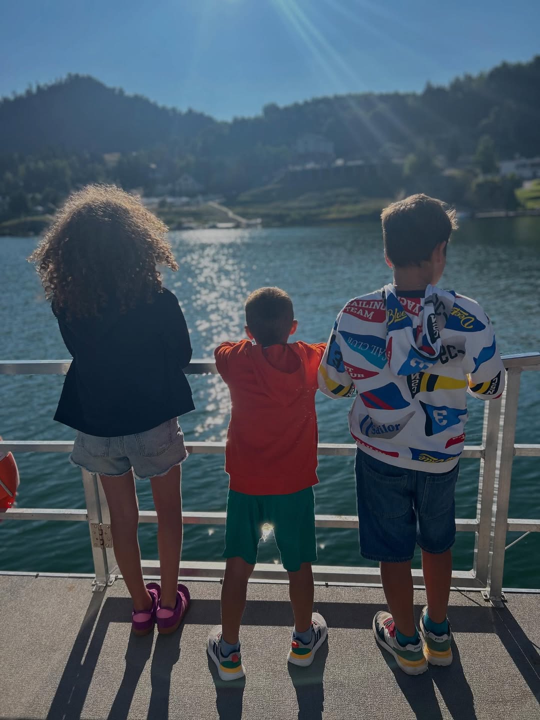 „Colțul de Rai” din România care a cucerit-o pe Mirela Vaida în vacanță: „Plimbări cu barca, excursii la stână. E cel mai pur aer”