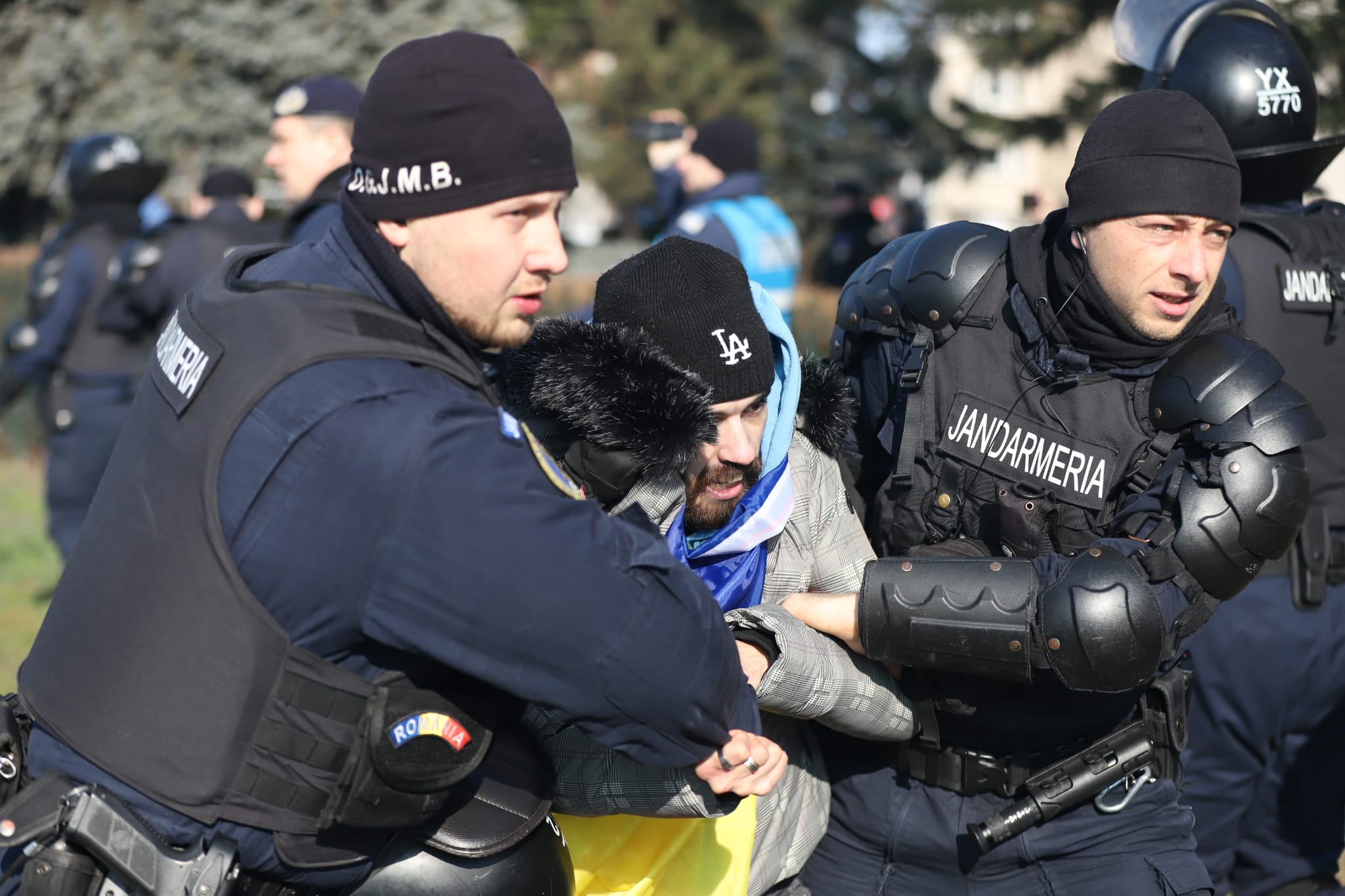 Protestatarii chemați de Călin Georgescu în Piața Victoriei s-au ciocnit cu jandarmii, în fața Guvernului, și au aruncat cu petarde