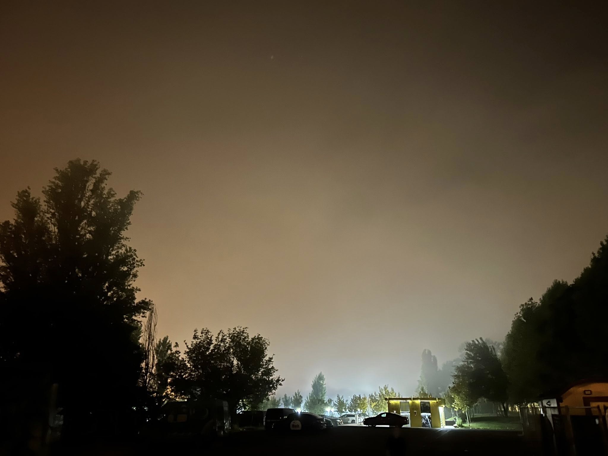 Fum și poluare pe străzile din București din cauza incendiului de la depozitul Antrefrig: „Mi-a venit rău"